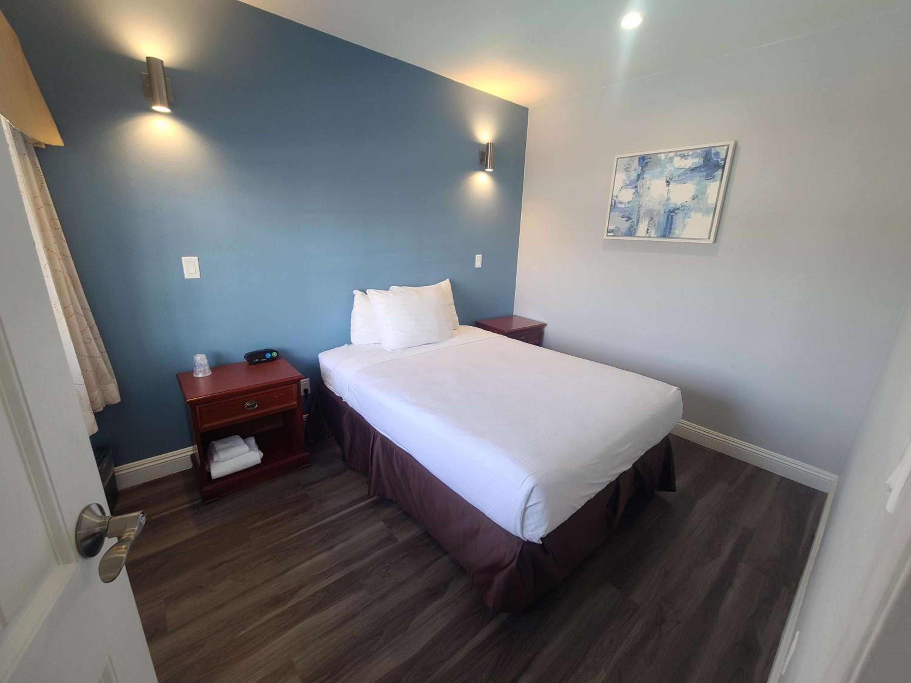 Family Room with Two Queen Beds and One Double Bed - Non-Smoking photo 3