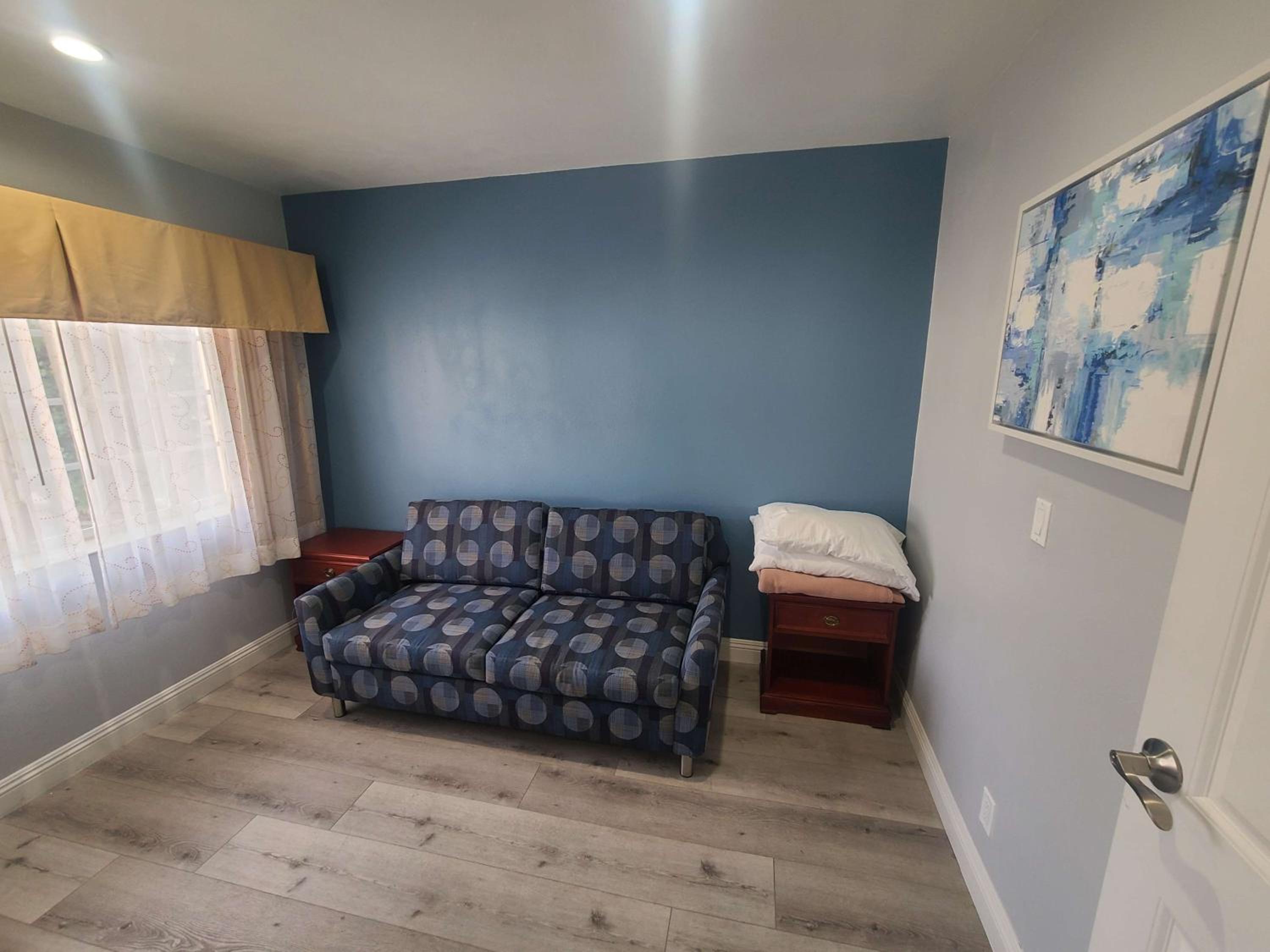 King Room with Sofa Bed - Non-Smoking photo 2