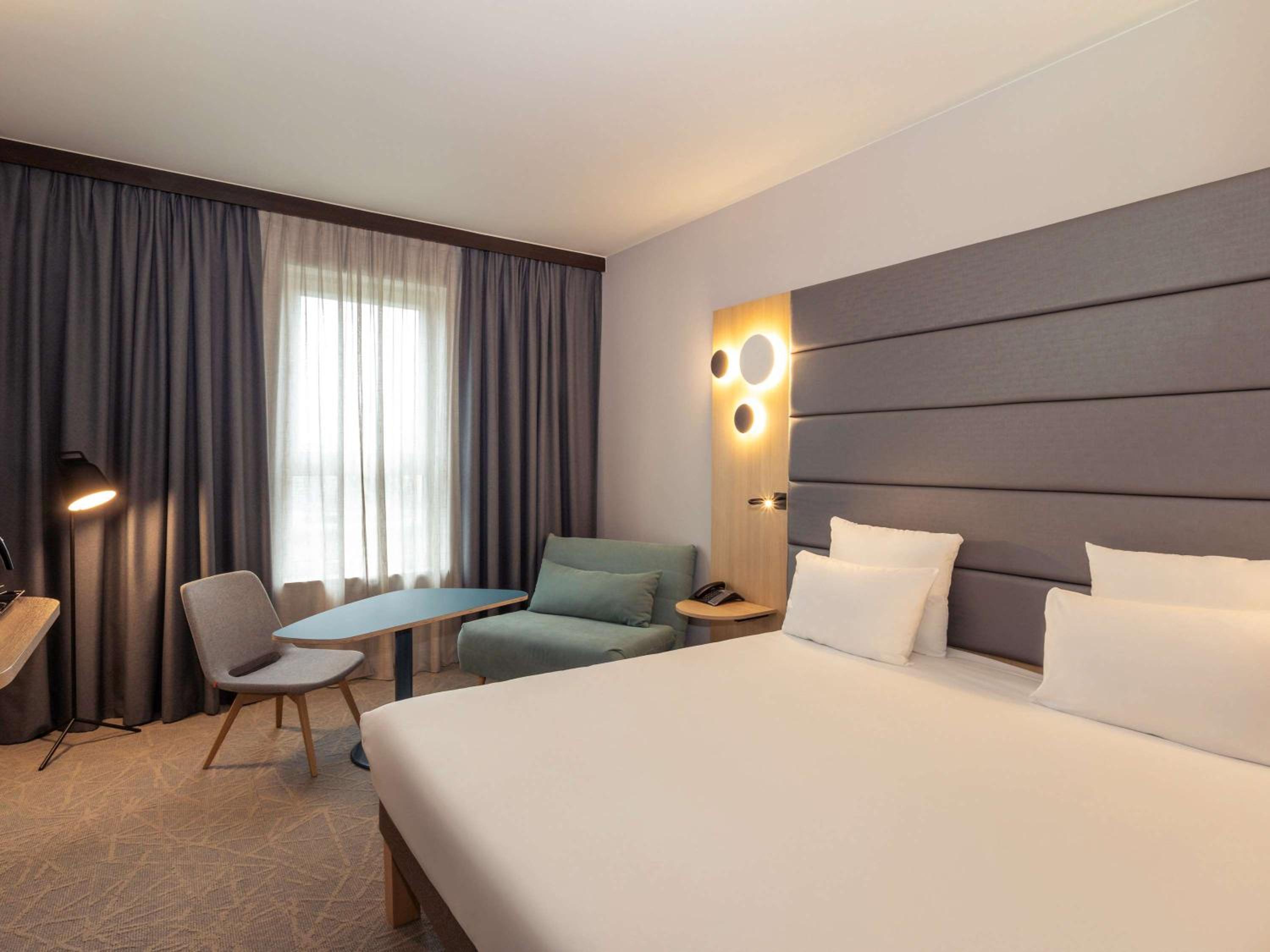 Superior King Room thumbnail 5