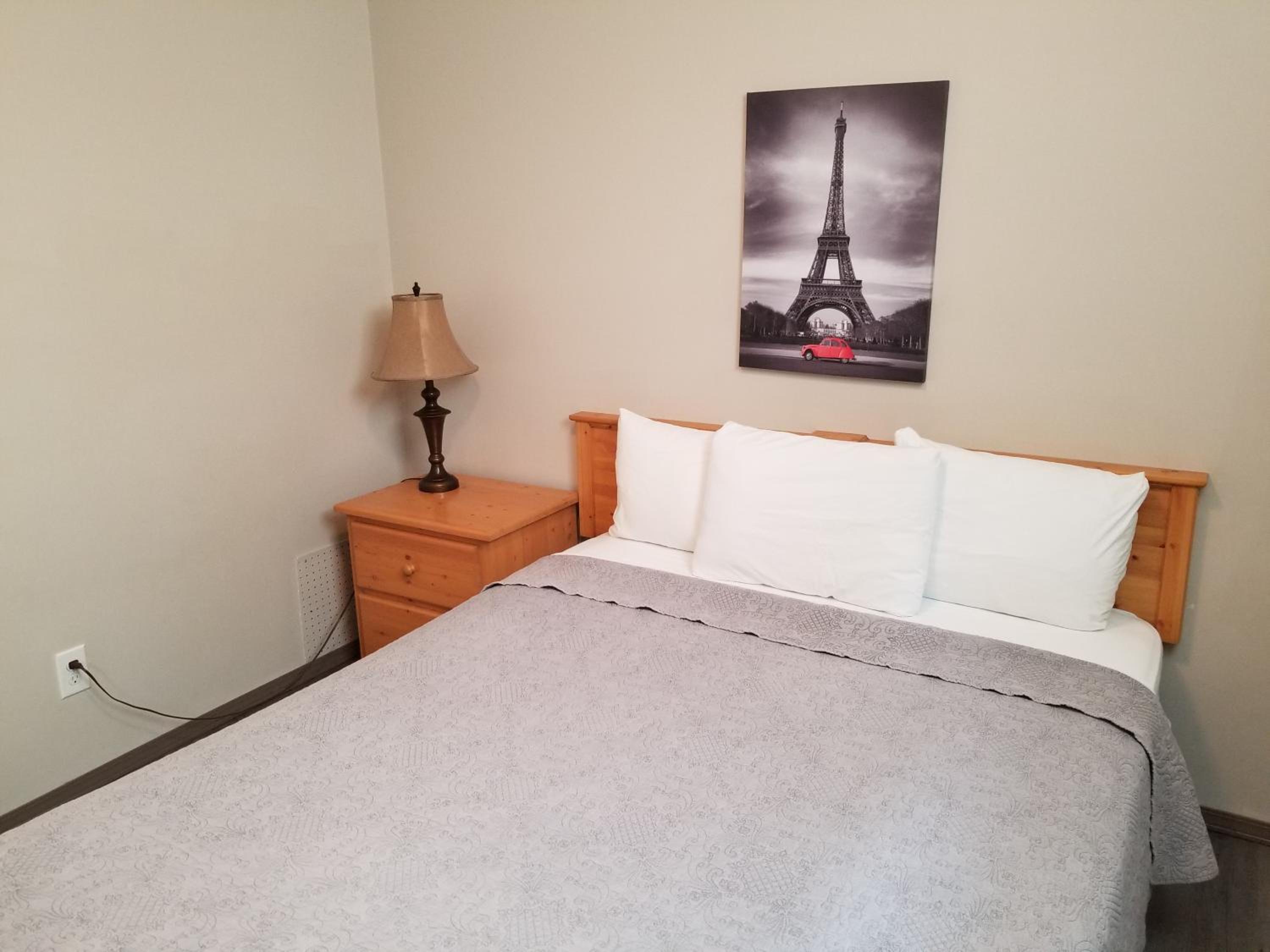 2 Queen 1 Bedroom Suite with Kitchen photo 3