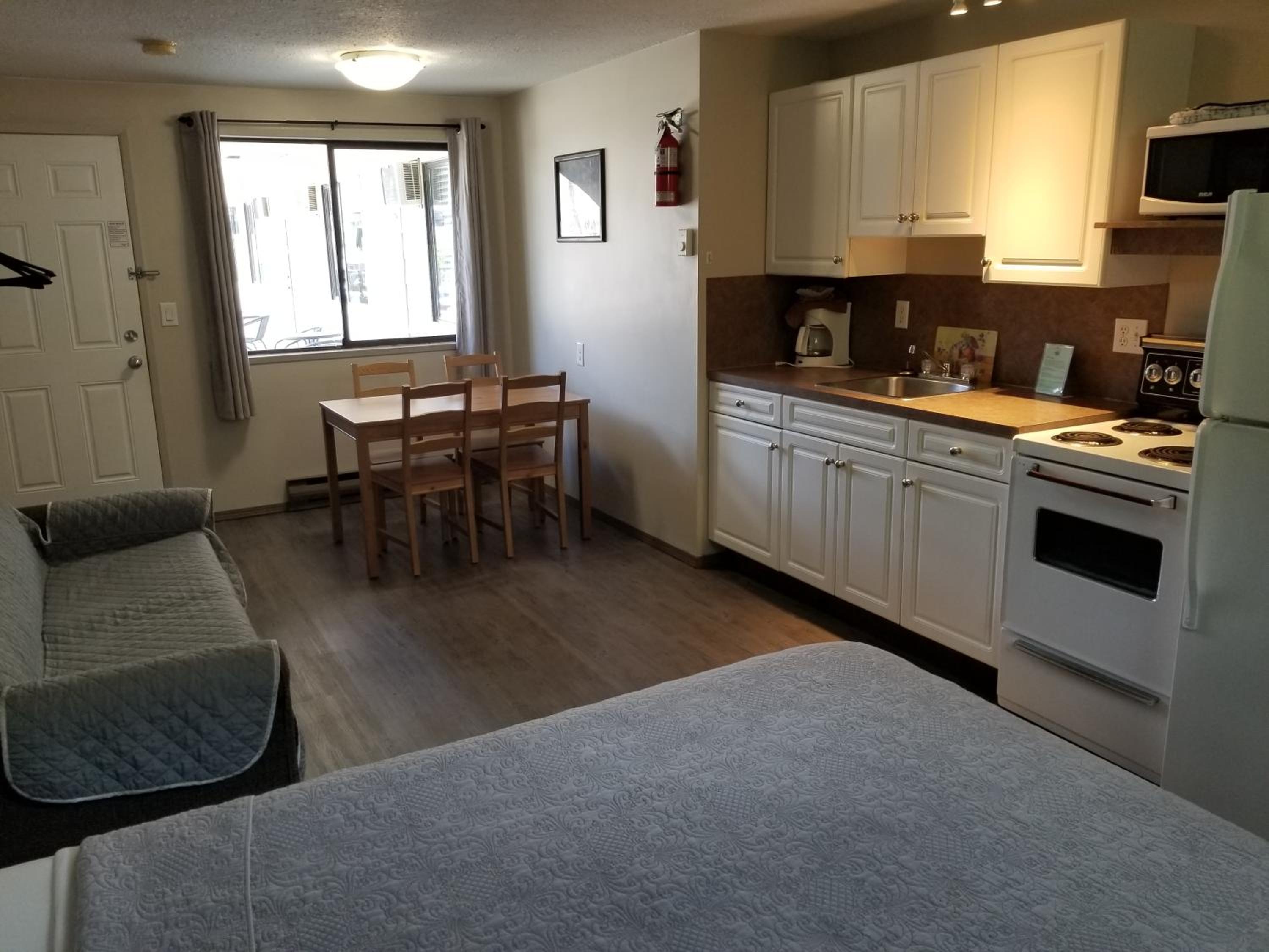 2 Queen 1 Bedroom Suite with Kitchen photo 2