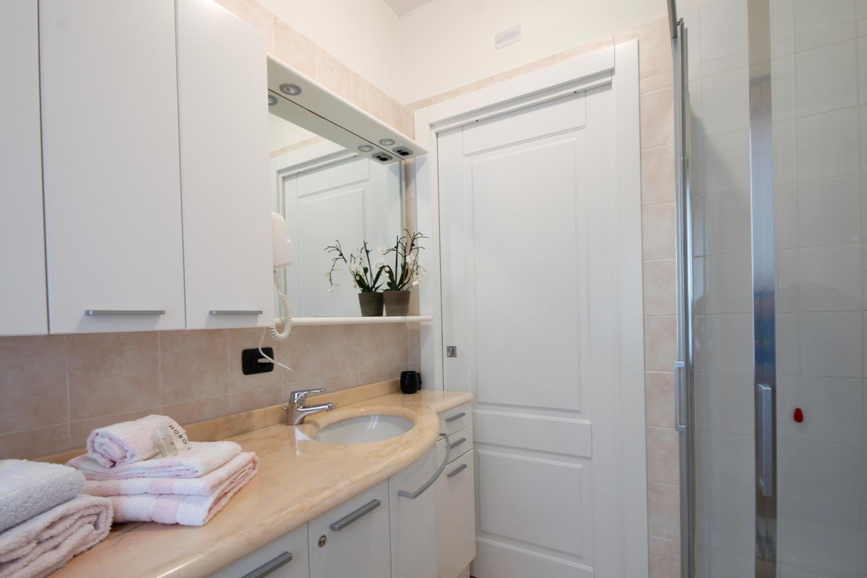 Twin Room with Private Bathroom photo 3