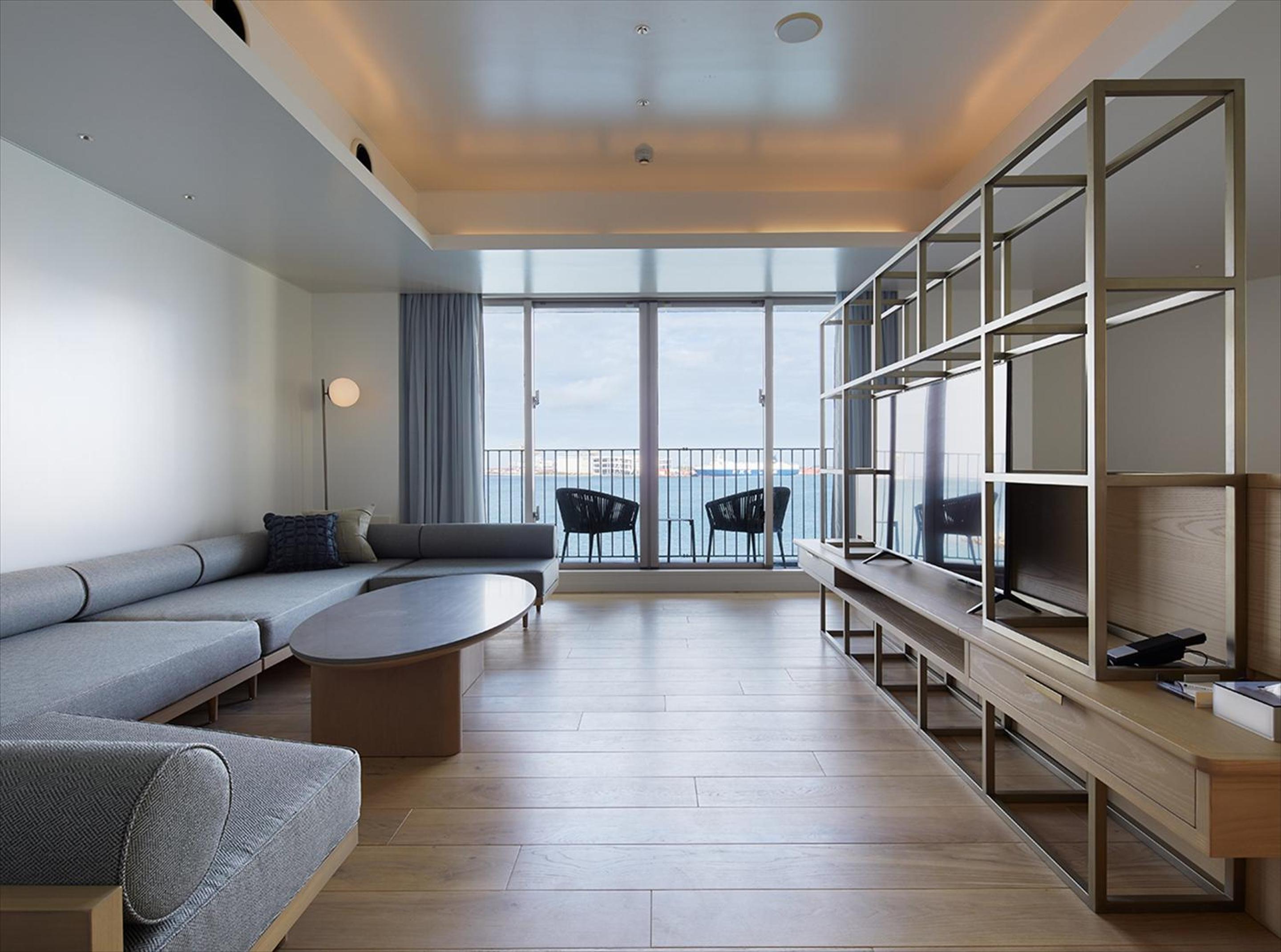 Anteroom Suite (2 Double beds with 2 sofa beds) photo 2