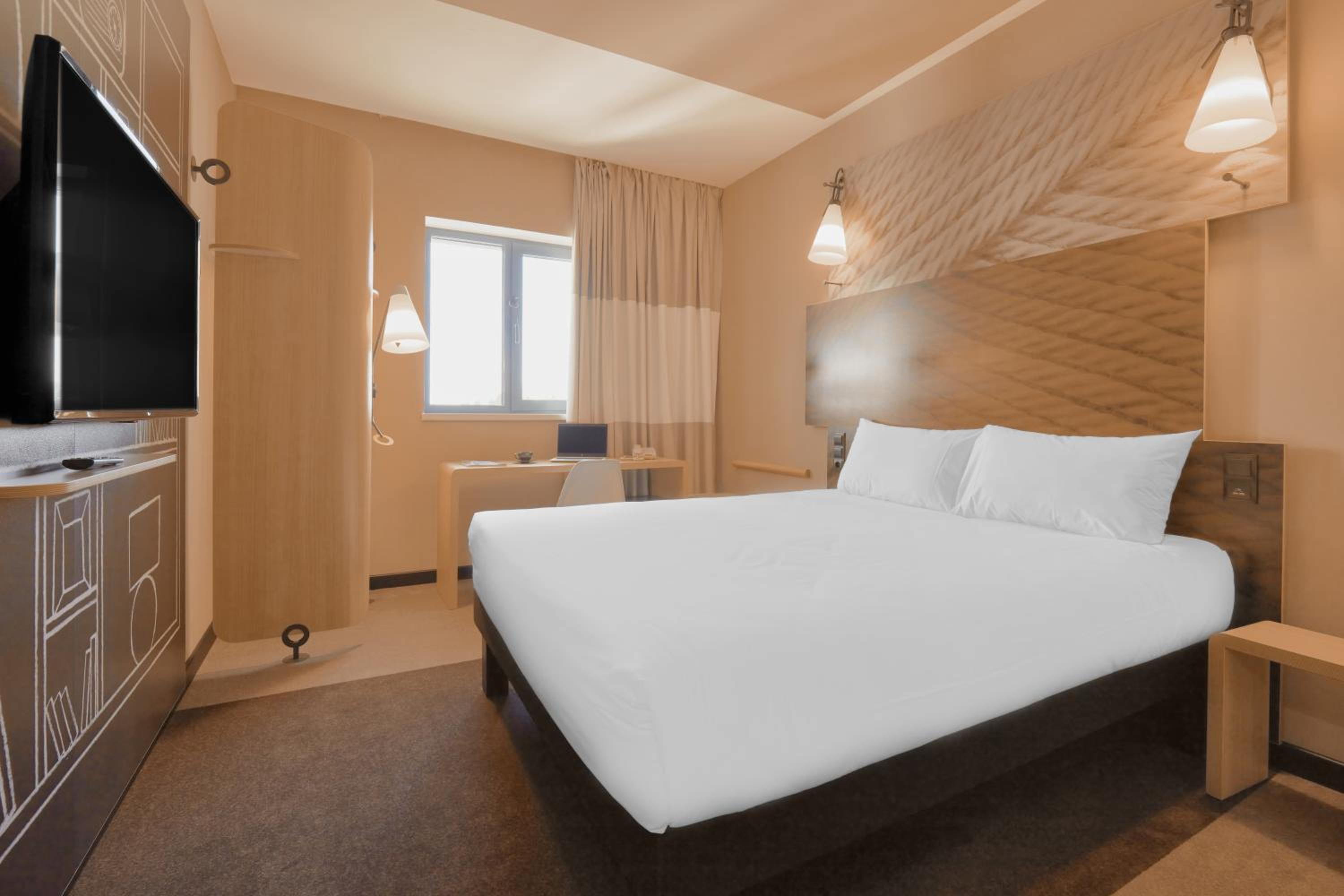 Standard Non Smoking Room with One Double Bed - Photo 6