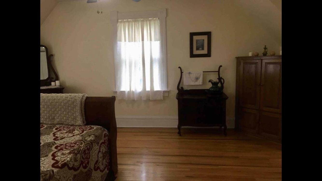 Three-Bedroom Townhouse - Photo 7