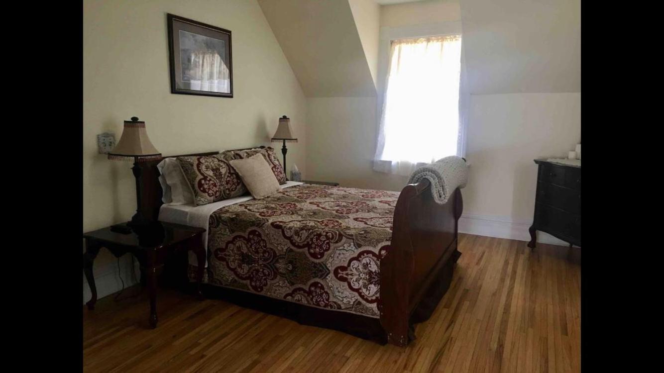 Three-Bedroom Townhouse - Photo 9