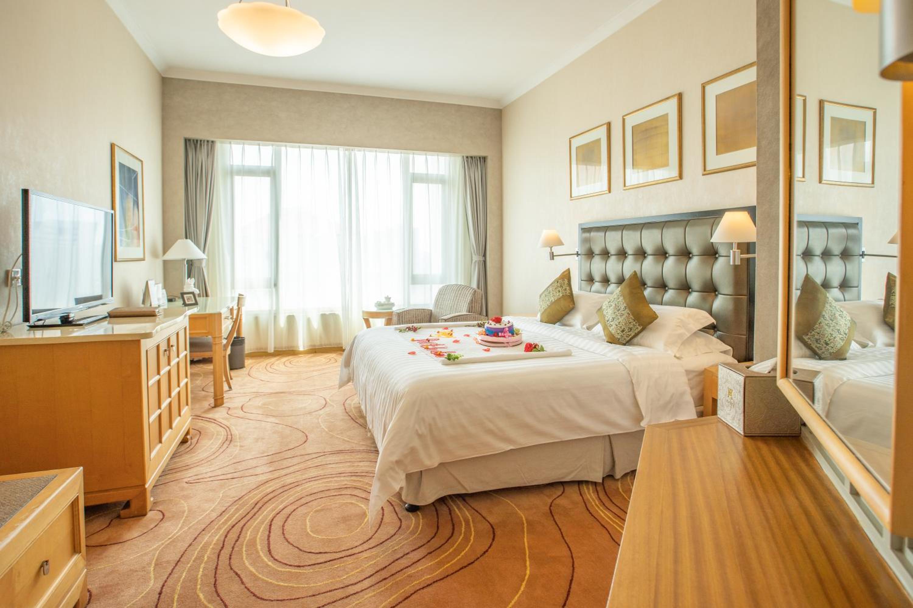 Premier Queen Room