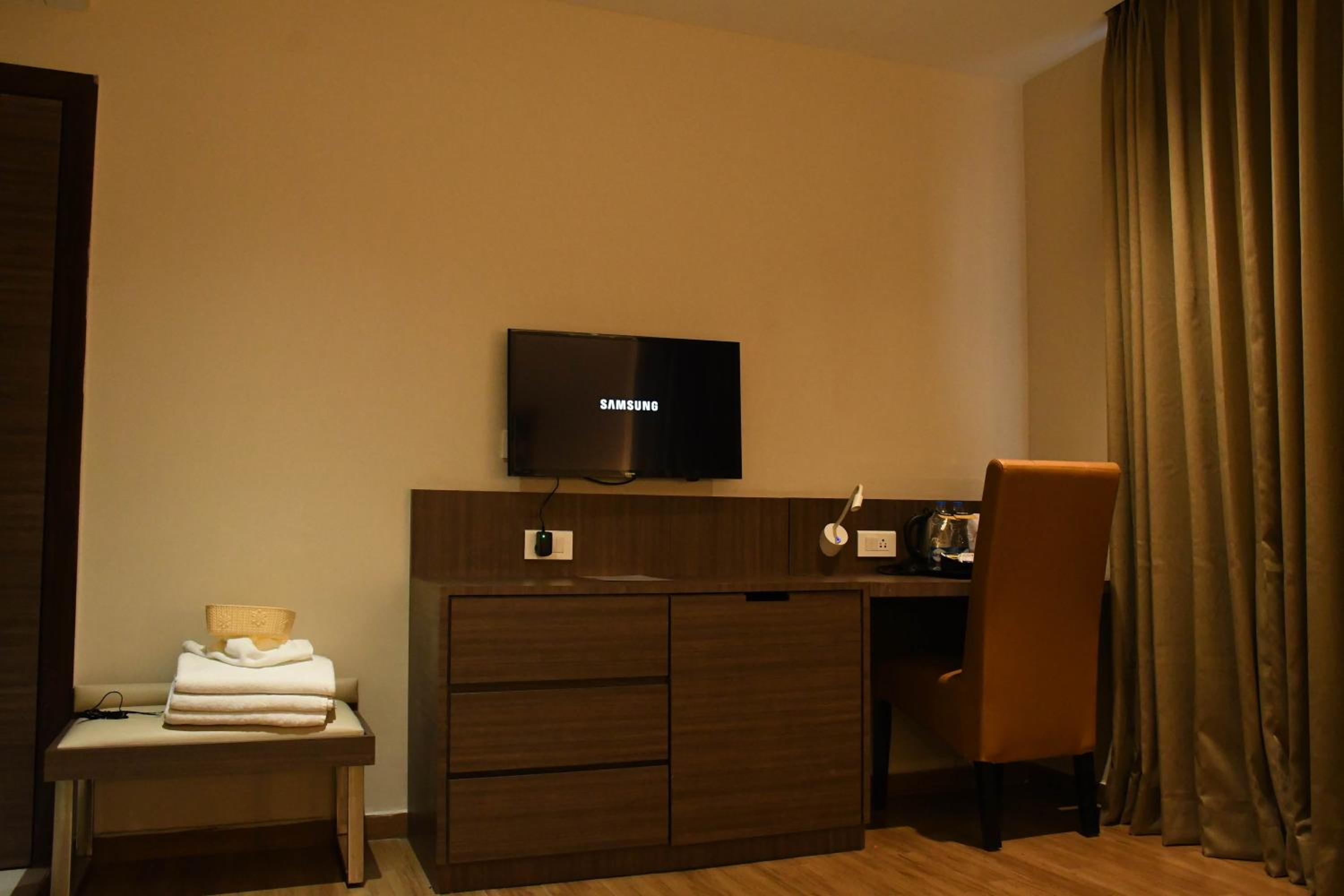 Deluxe King Room - Photo 3