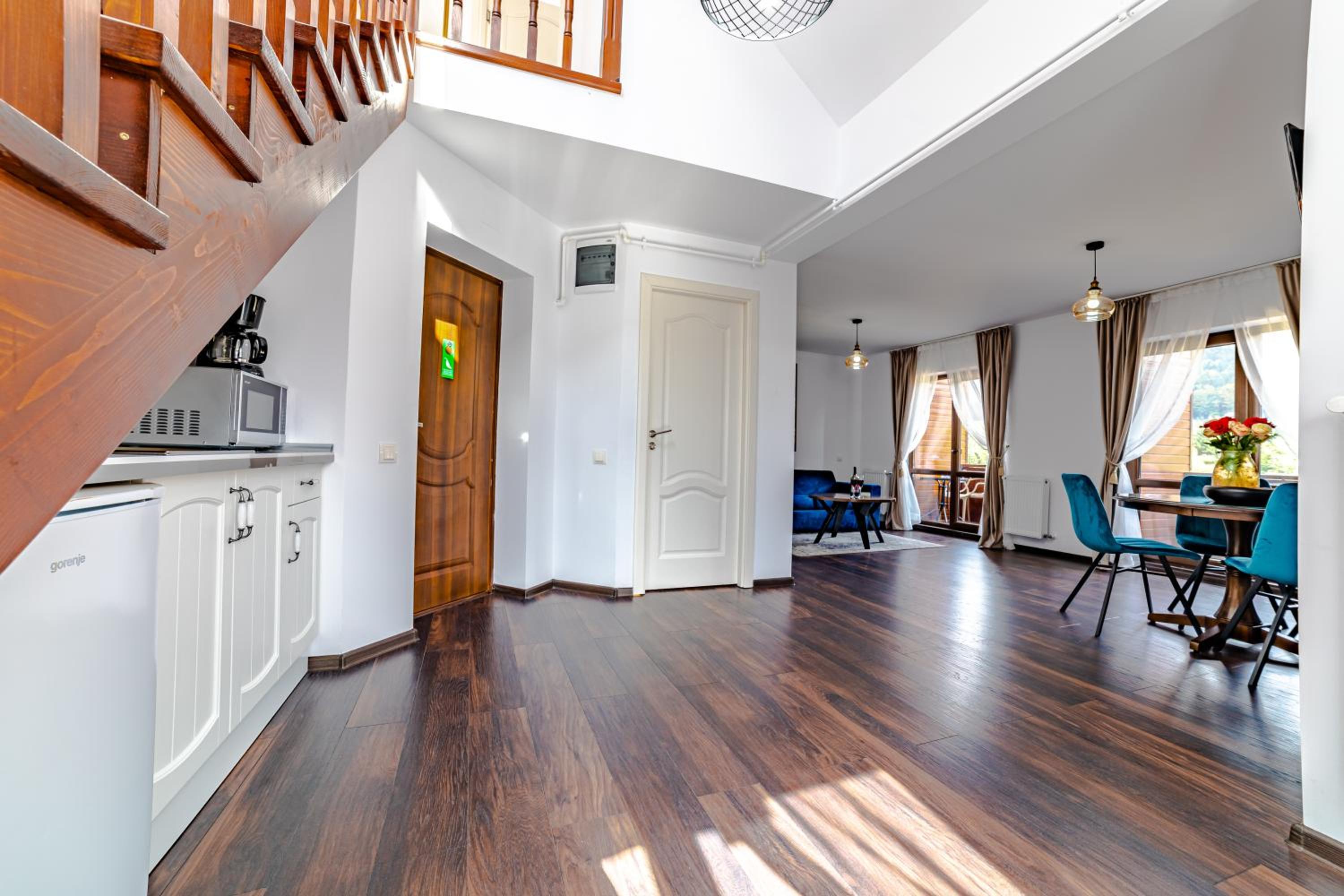 Apartment - Split Level - Photo 2