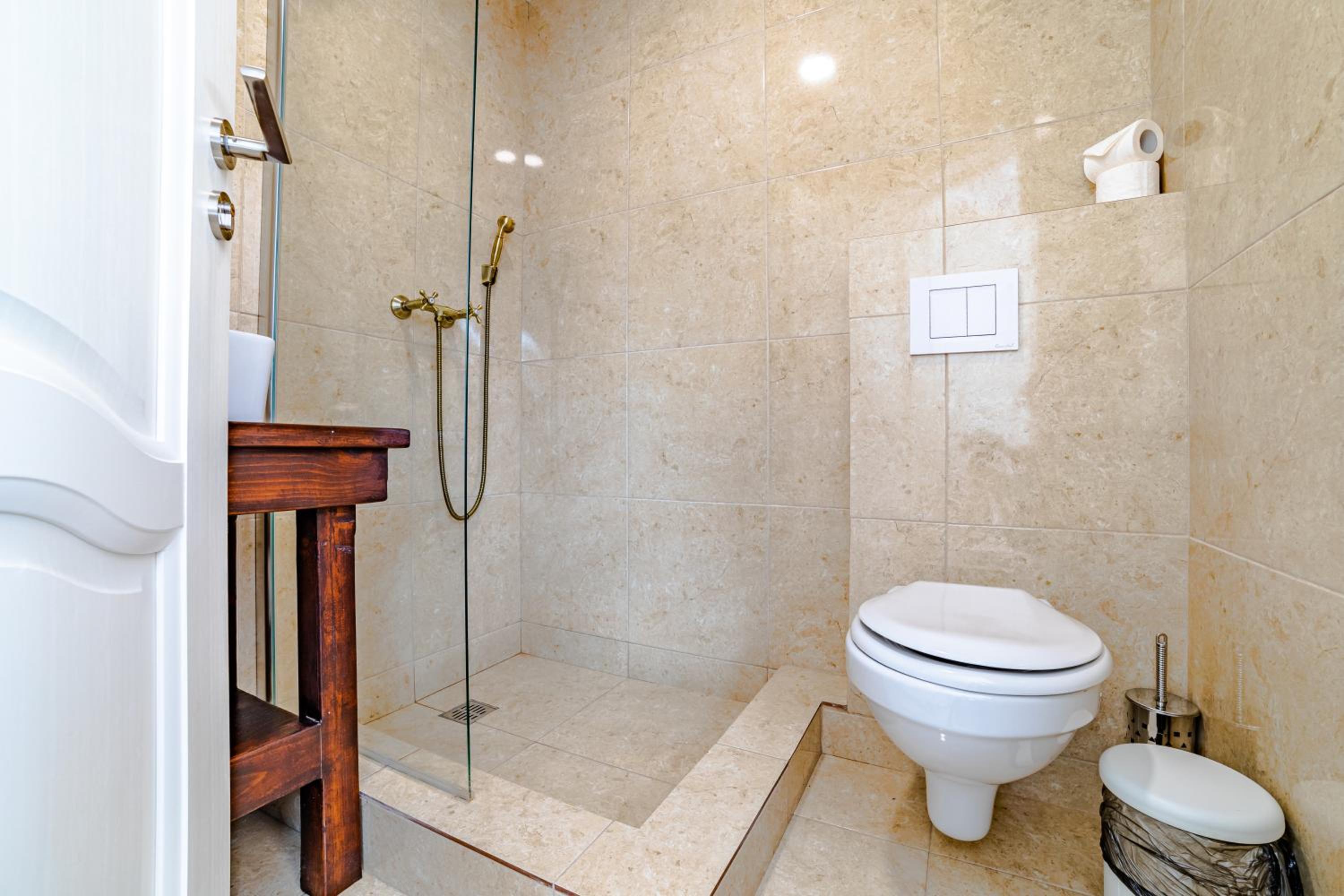 Apartment - Split Level - Photo 4