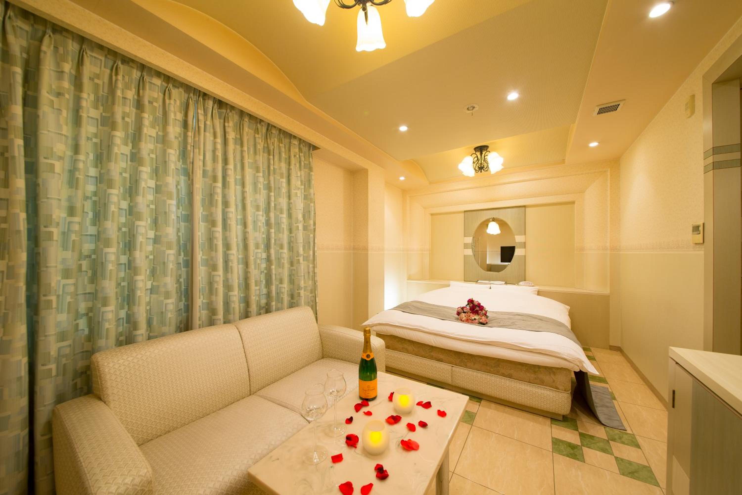 Double or Twin Room with Private Bathroom - Photo 13