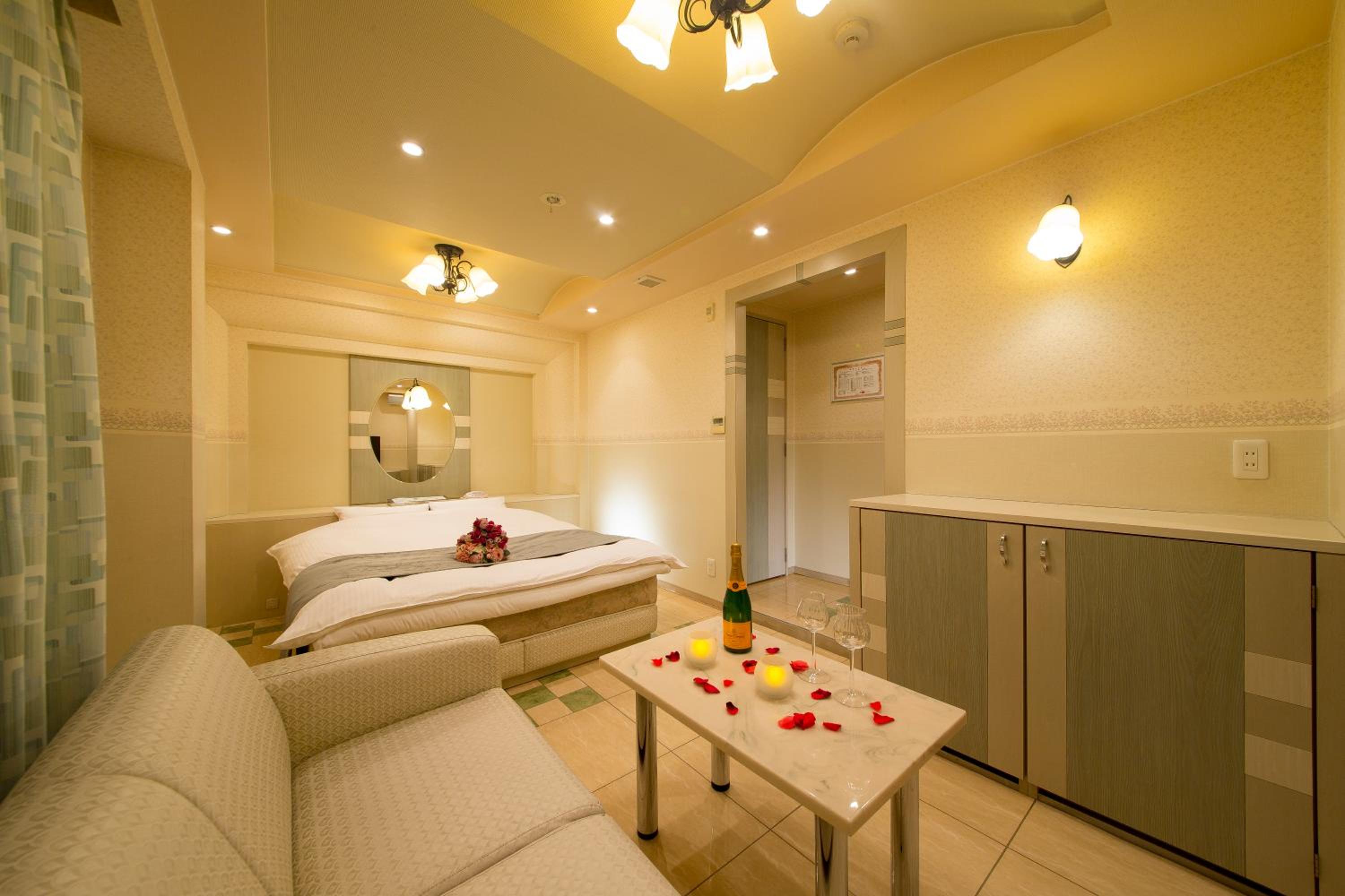 Double or Twin Room with Private Bathroom - Photo 12