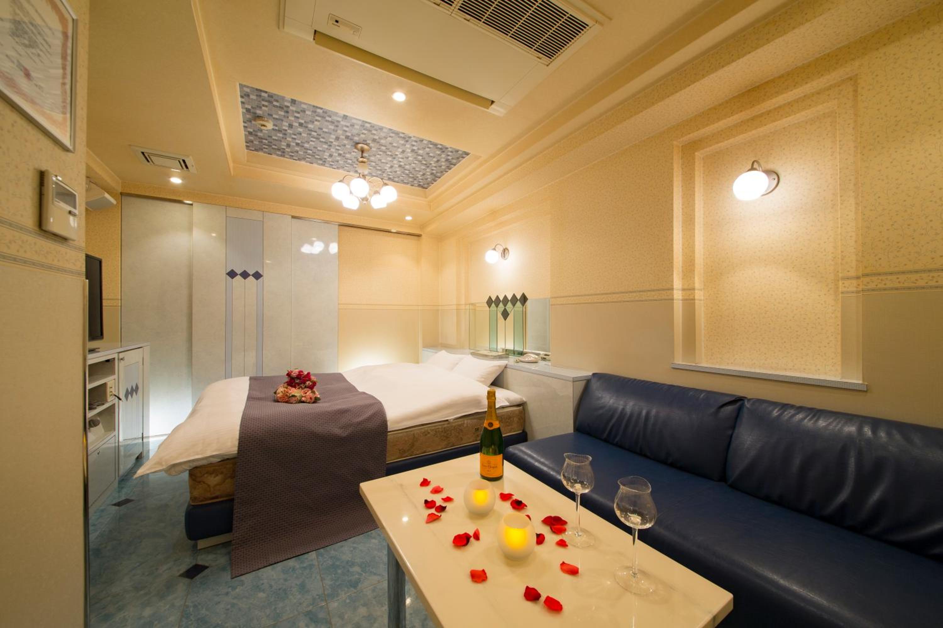Double or Twin Room with Private Bathroom - Photo 16