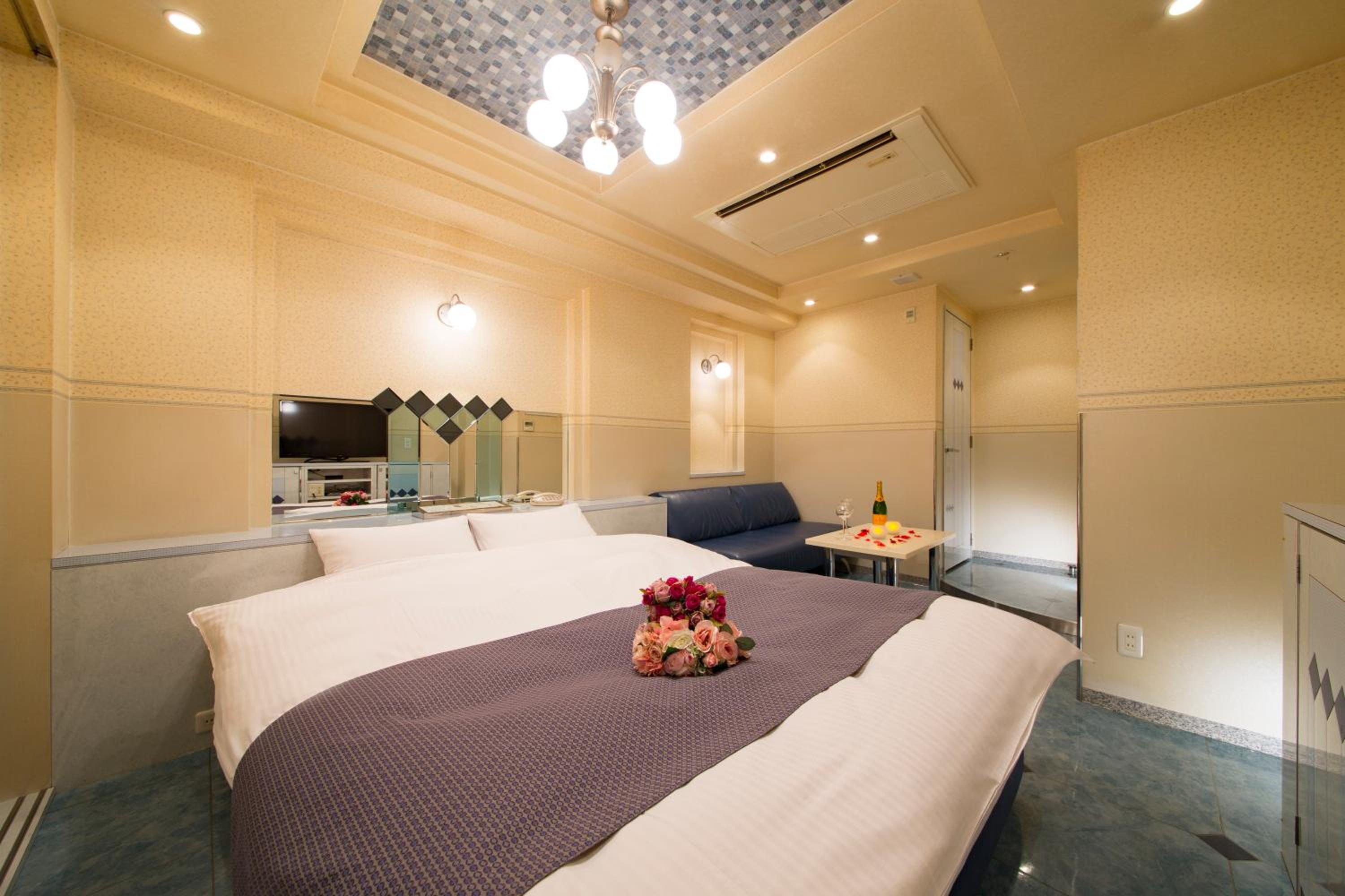 Double or Twin Room with Private Bathroom - Photo 17