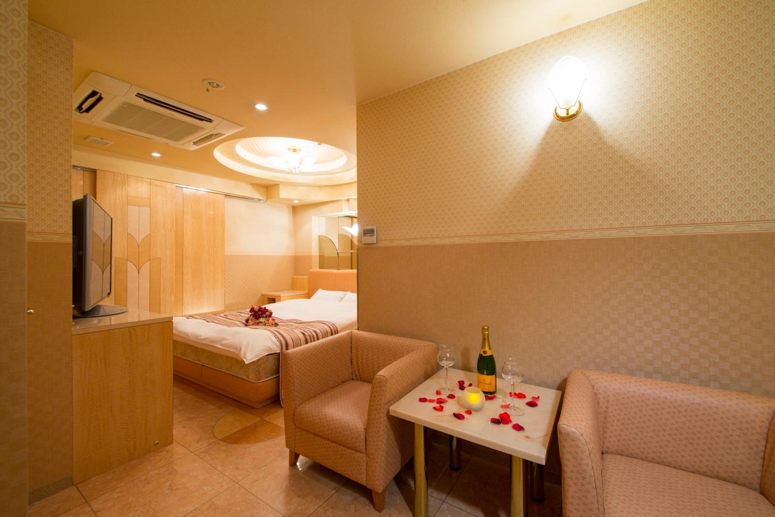 Double or Twin Room with Private Bathroom - Photo 18