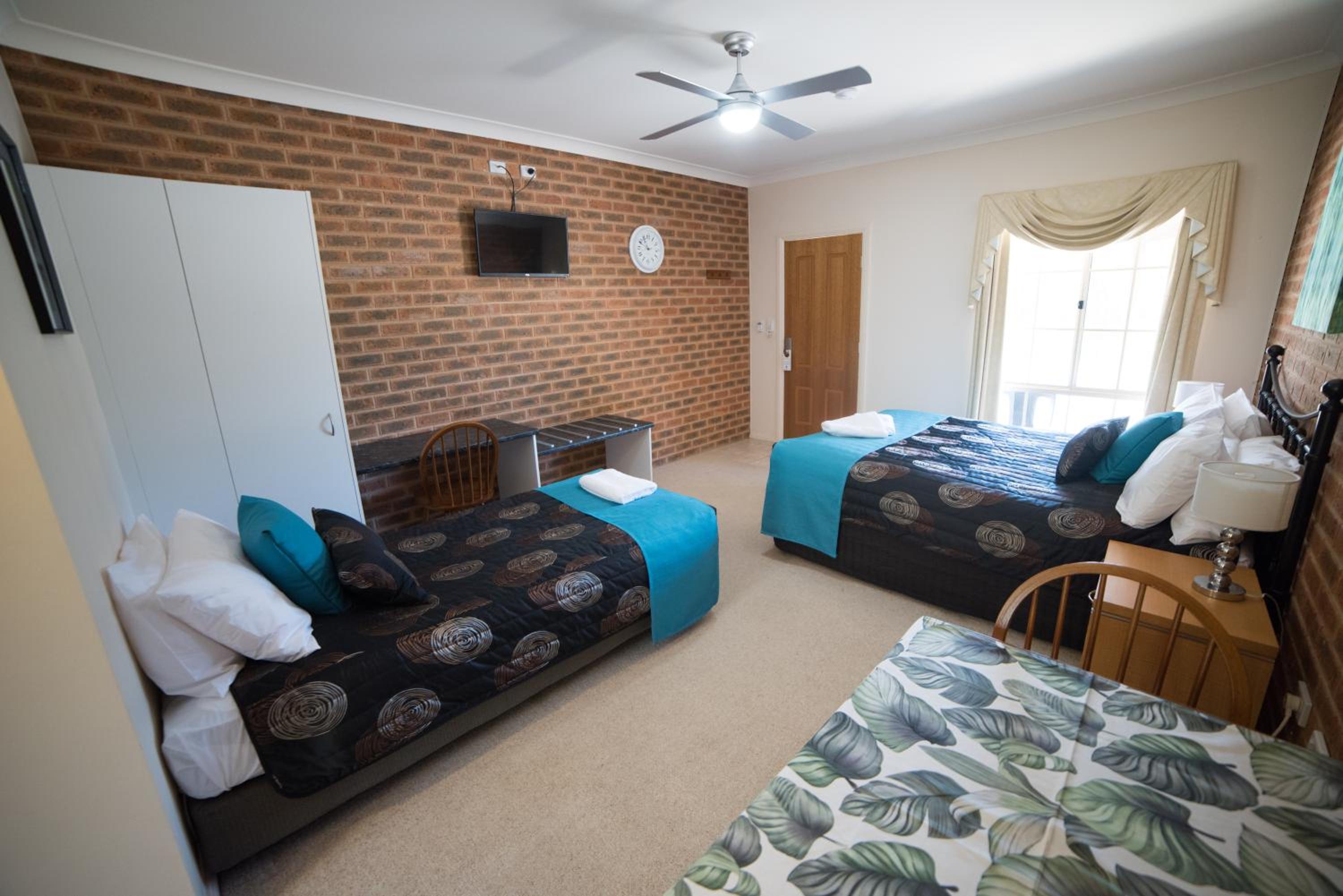 Standard Twin Room - Photo 9