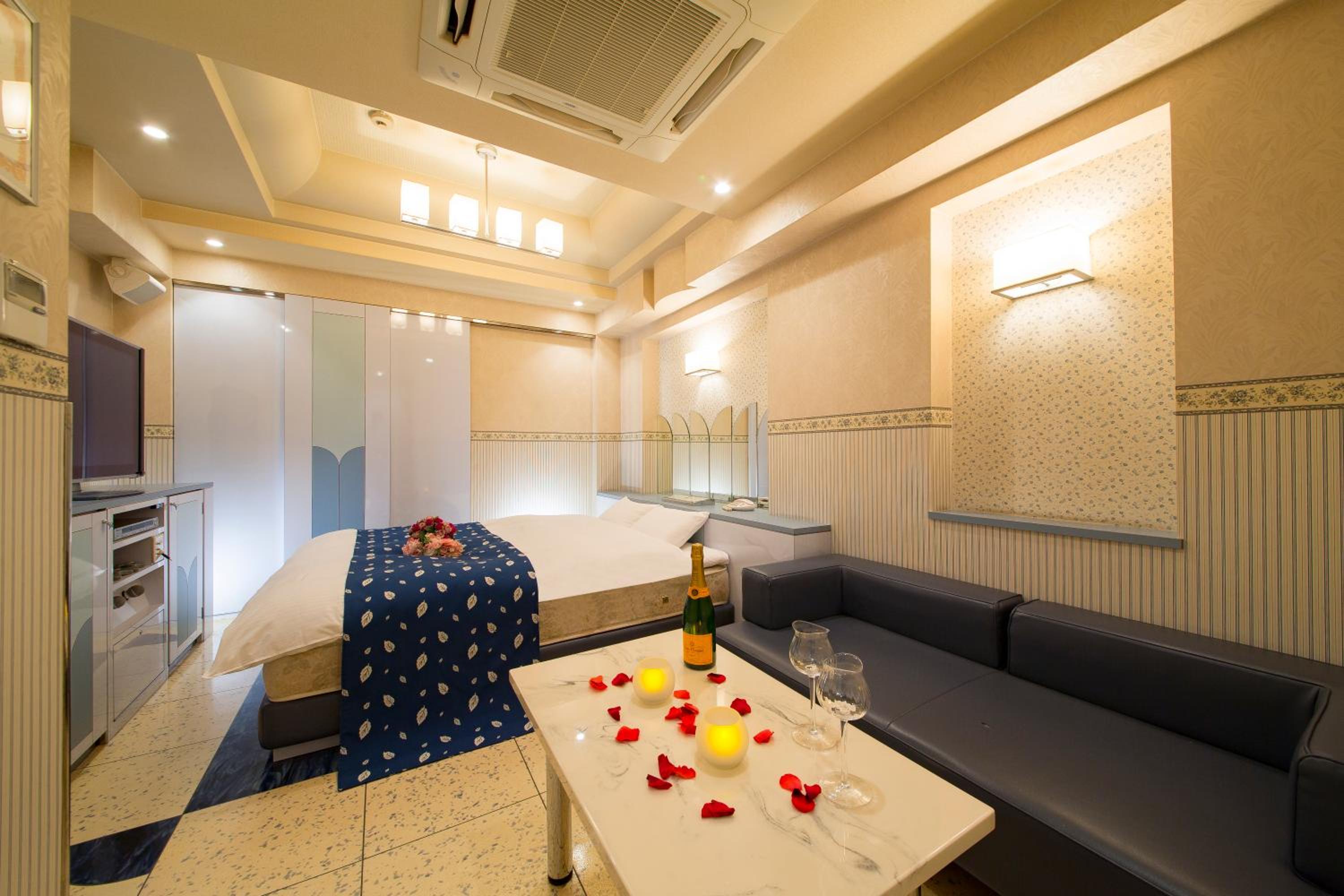 Double or Twin Room with Private Bathroom - Photo 22