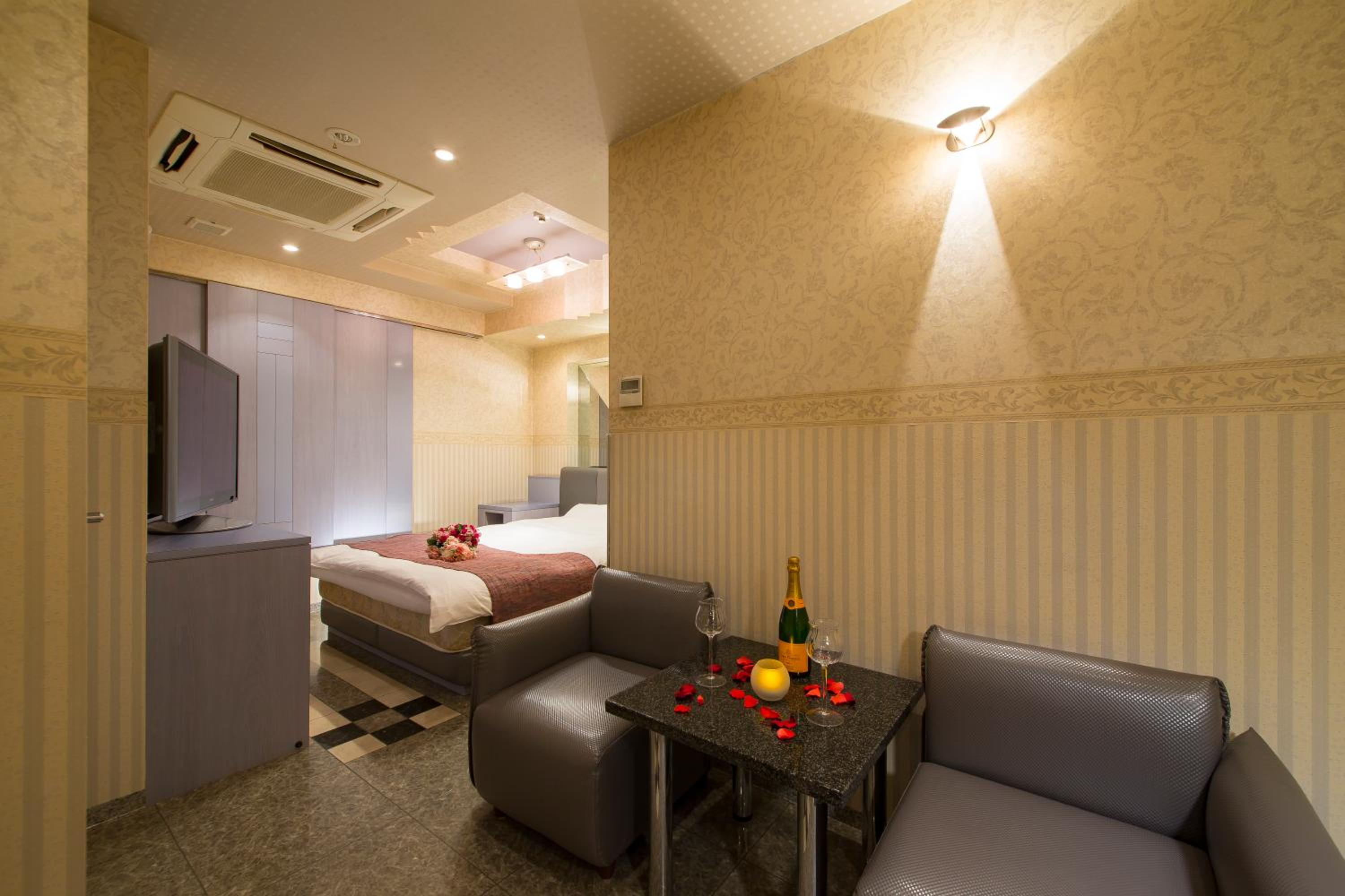 Double or Twin Room with Private Bathroom - Photo 23