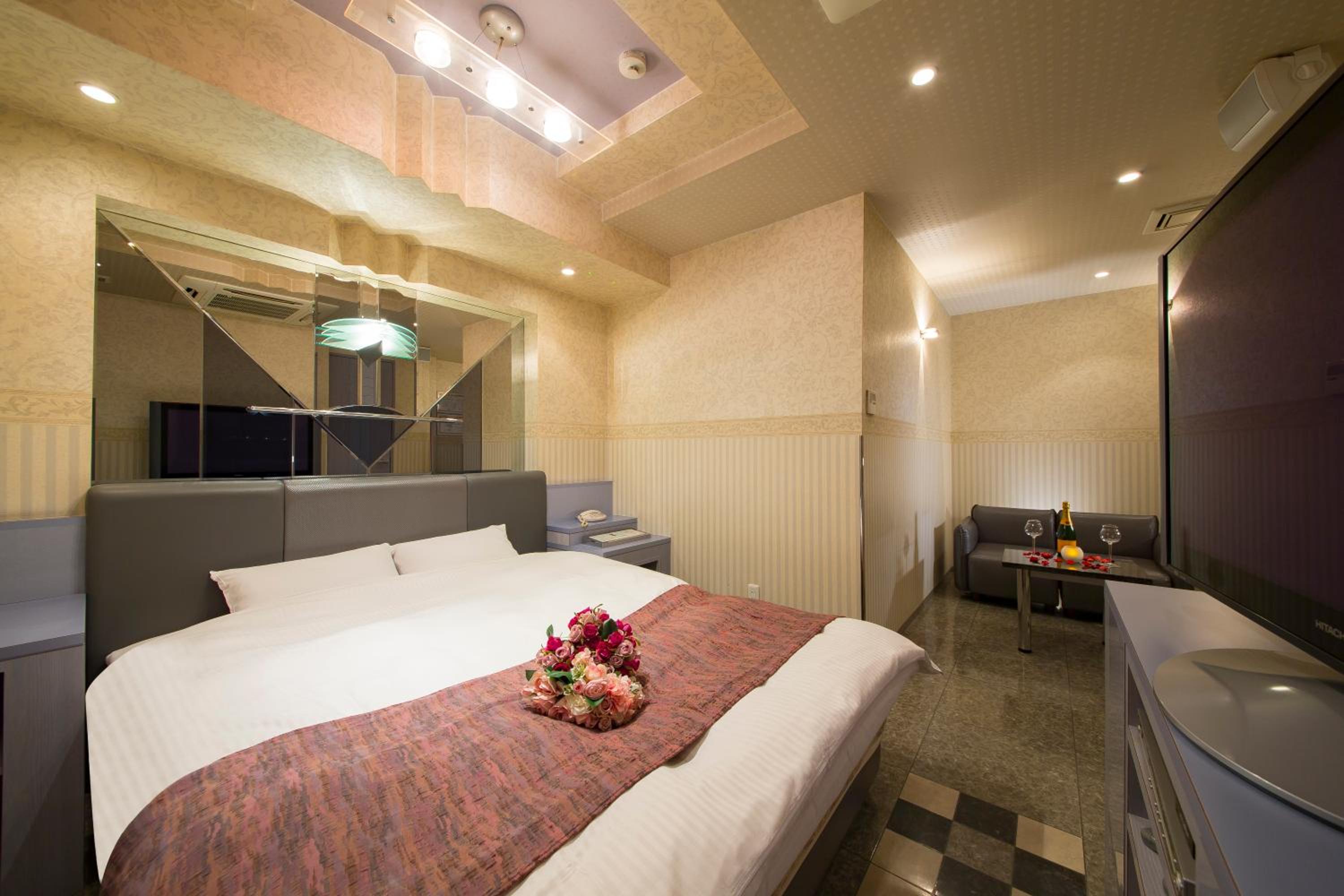Double or Twin Room with Private Bathroom - Photo 24