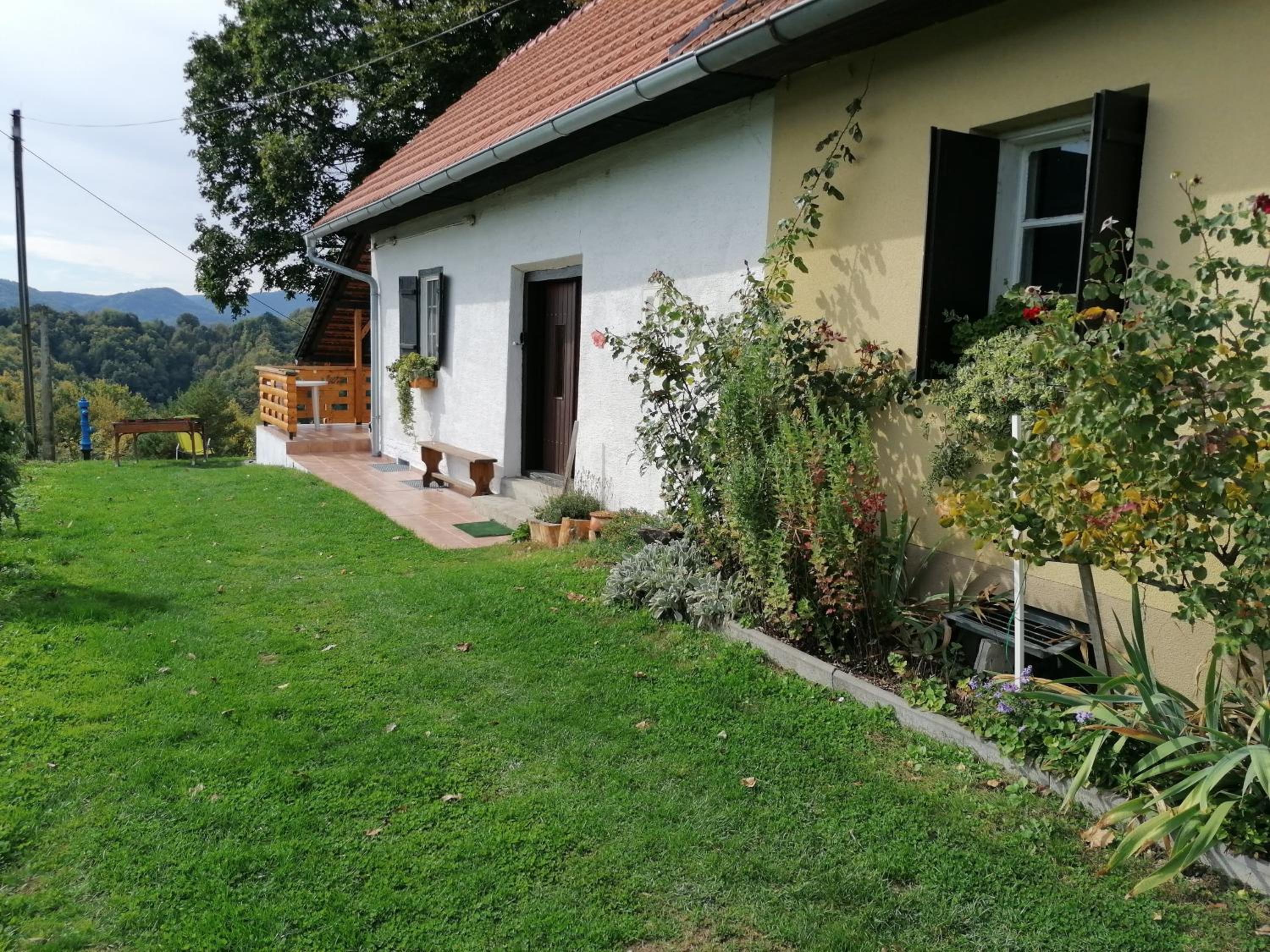 One-Bedroom House - Photo 2