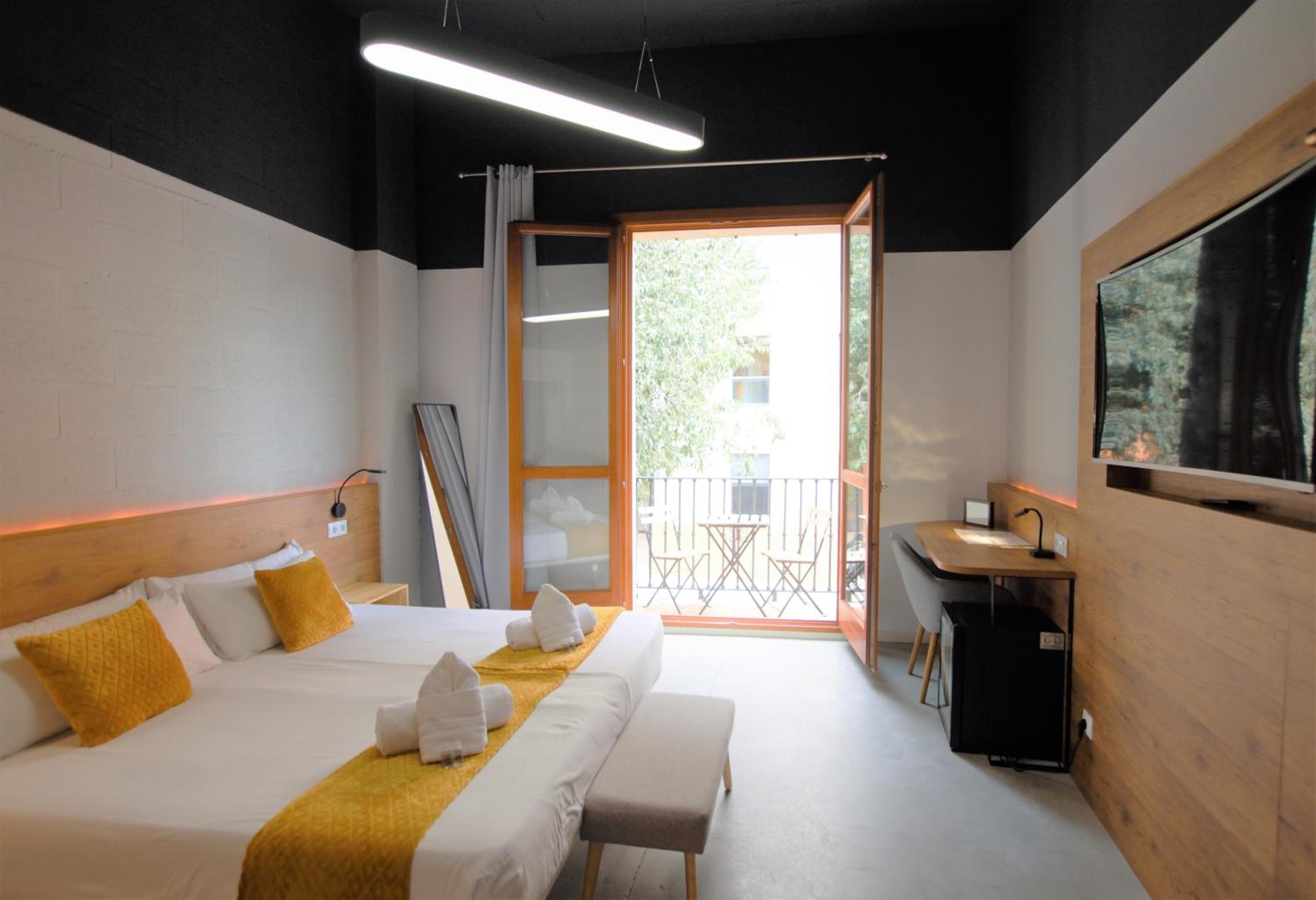 Superior Double Room with Balcony - Photo 2