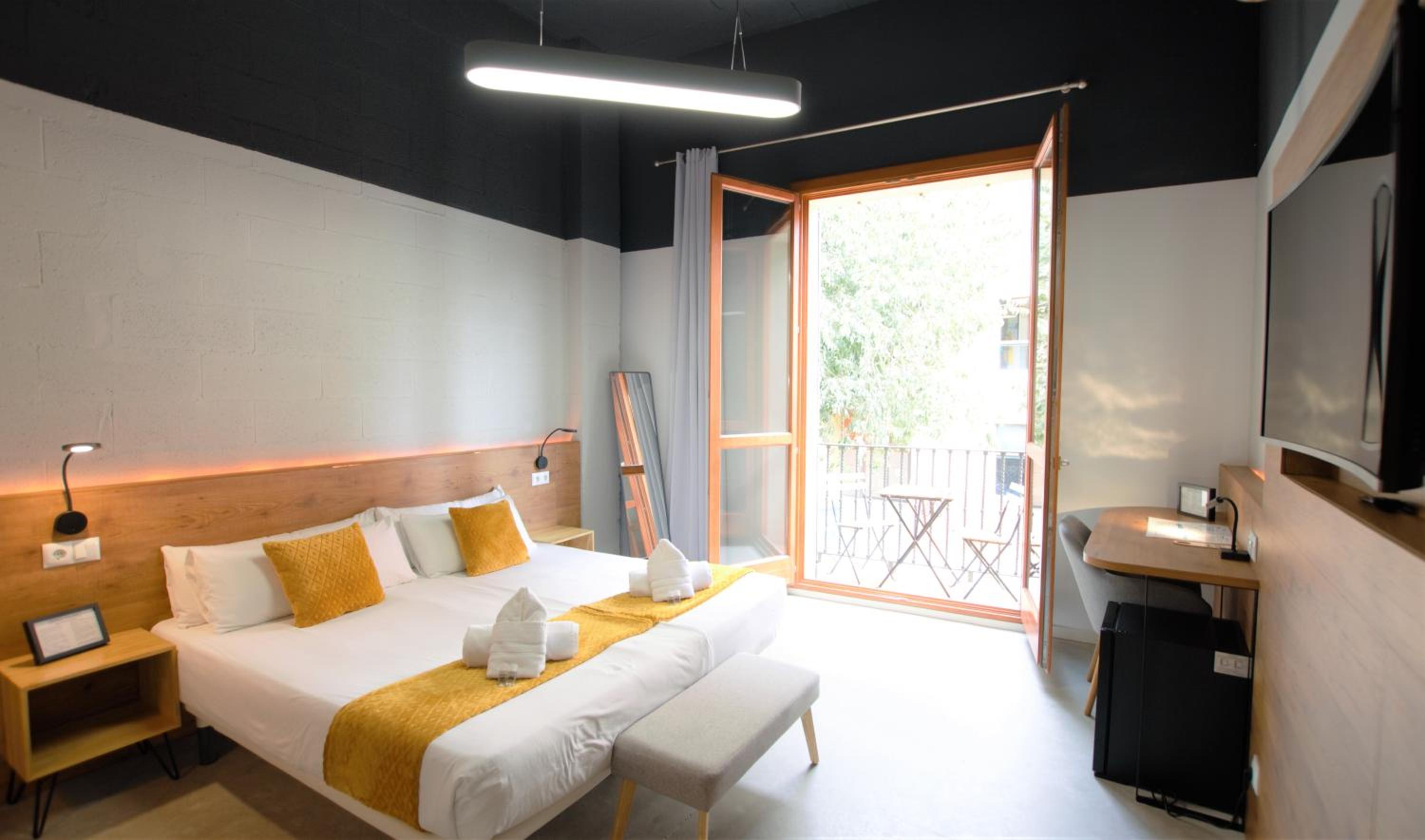 Superior Double Room with Balcony - Photo 6