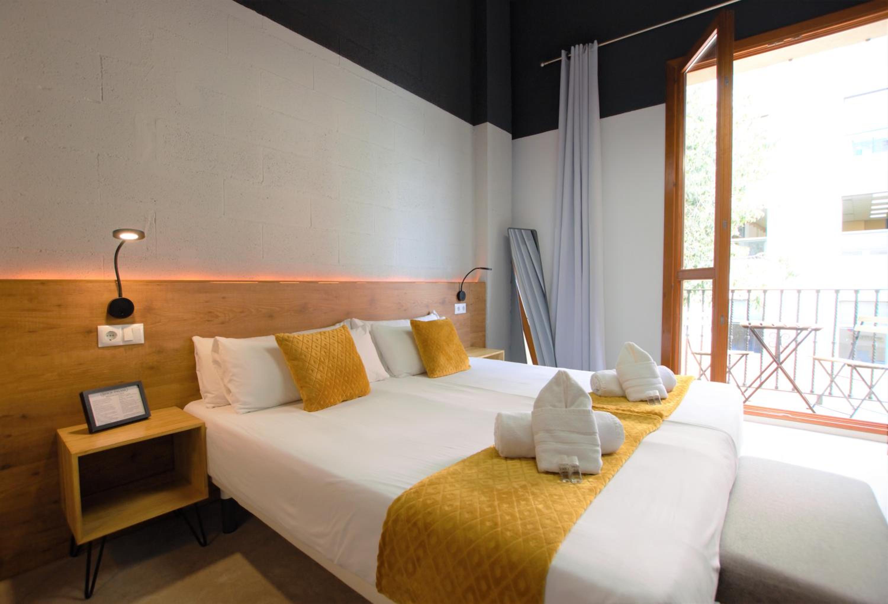 Superior Double Room with Balcony - Photo 3