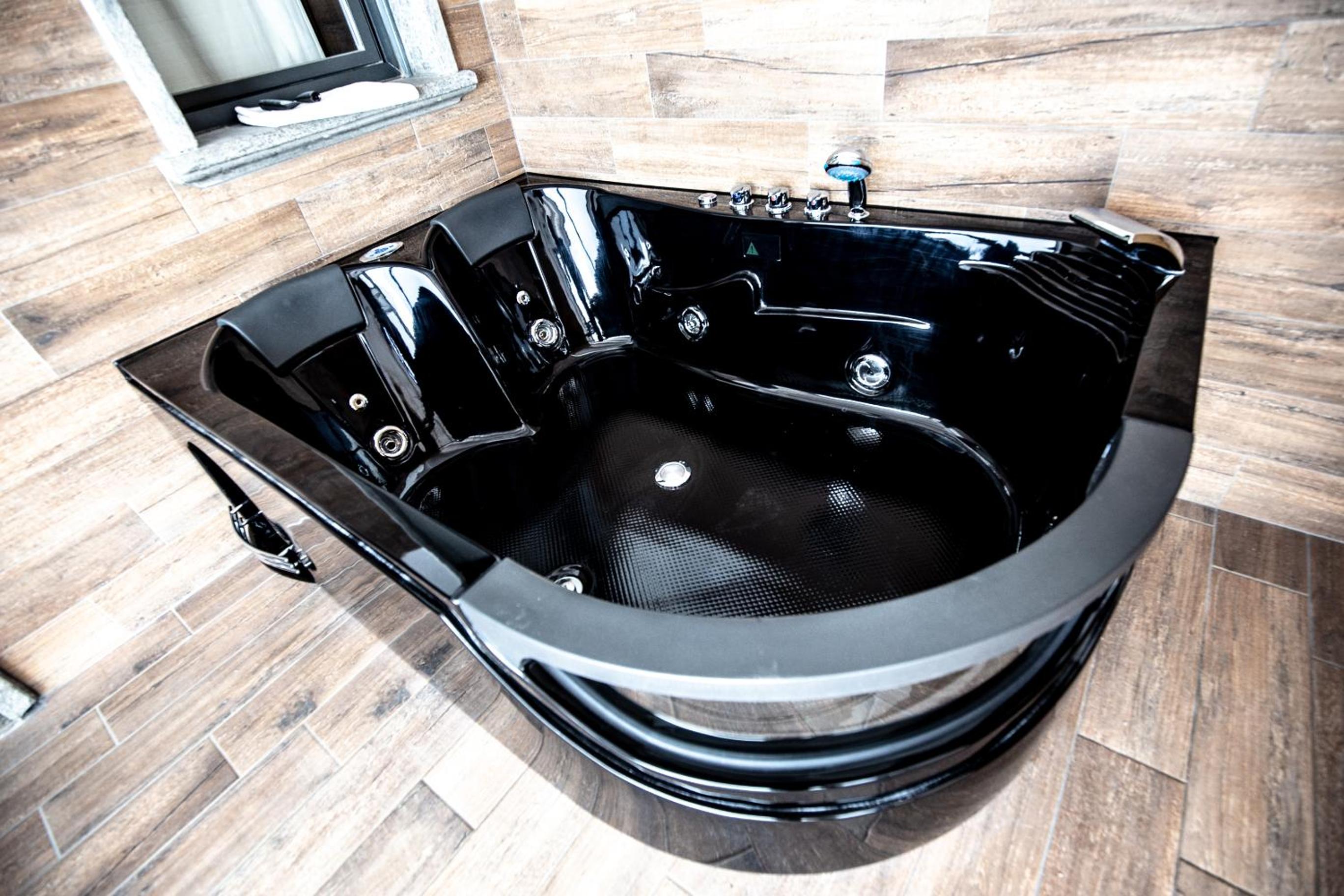King Suite with Spa Bath - Photo 3