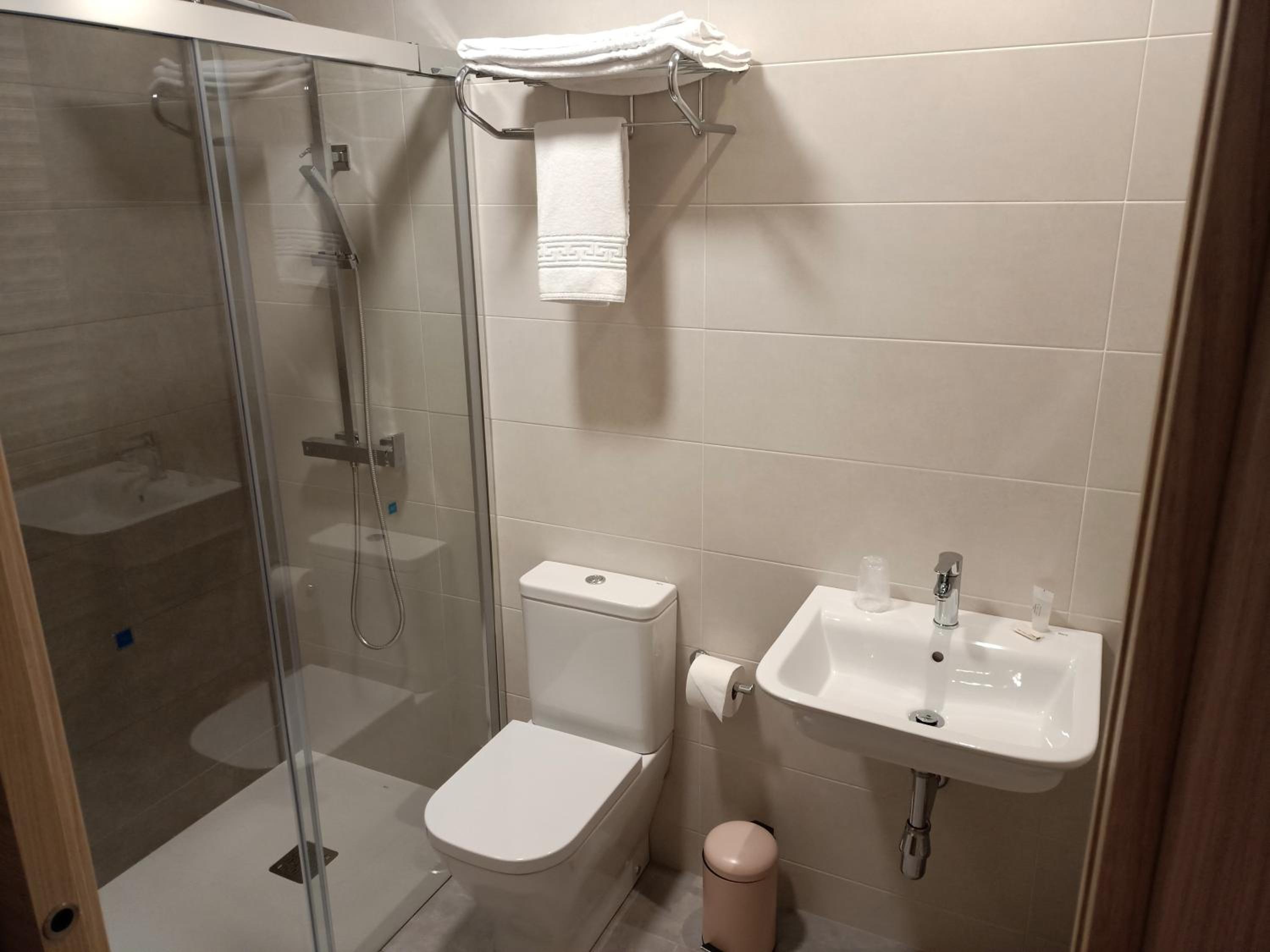 Single Room with Private Bathroom photo 3