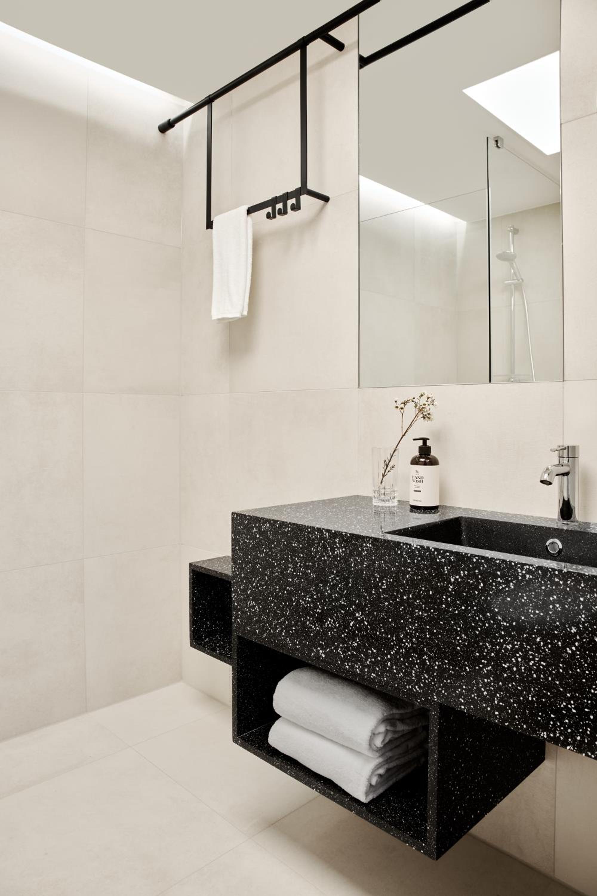 Standard Twin Room - Photo 6