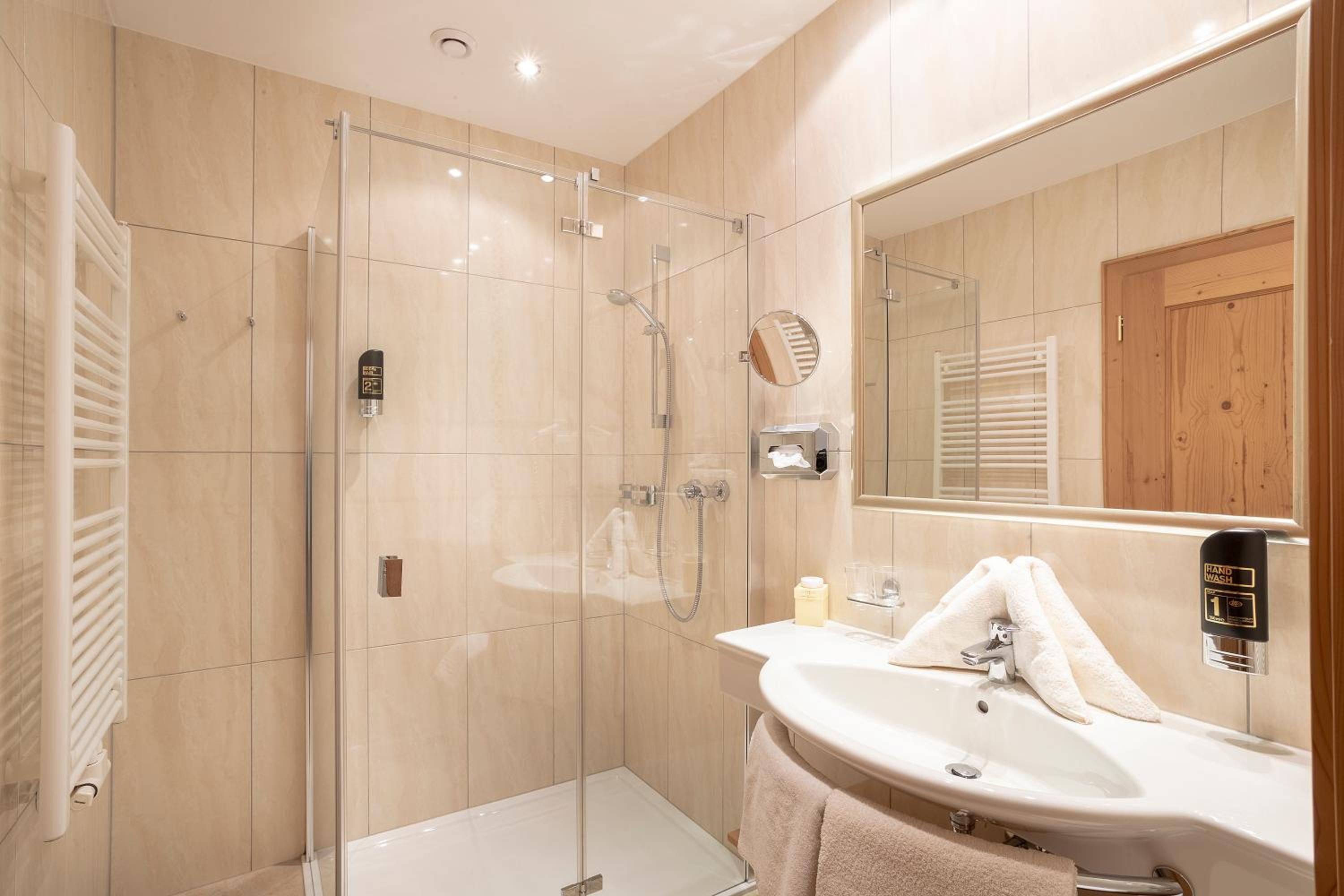 Deluxe Double Room (2 Adults + 1 Child) photo 3