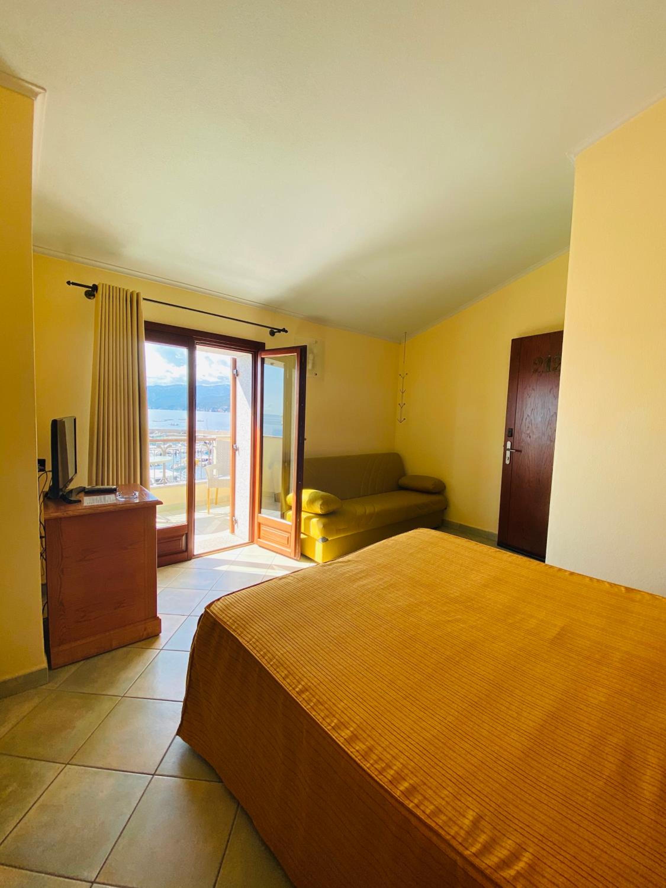 Superior Triple Room with Sea View - Photo 2