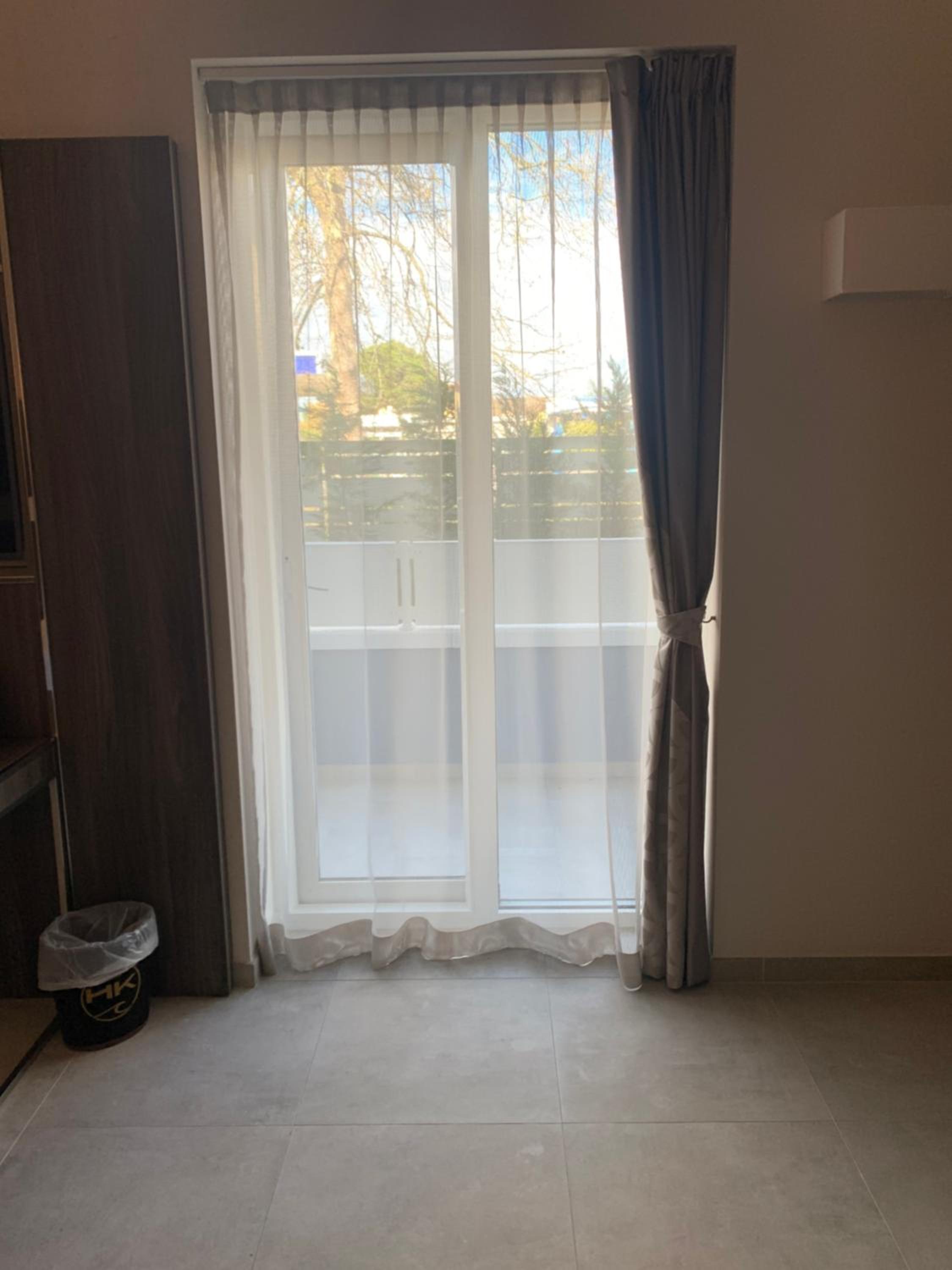 Deluxe King Room - Photo 10