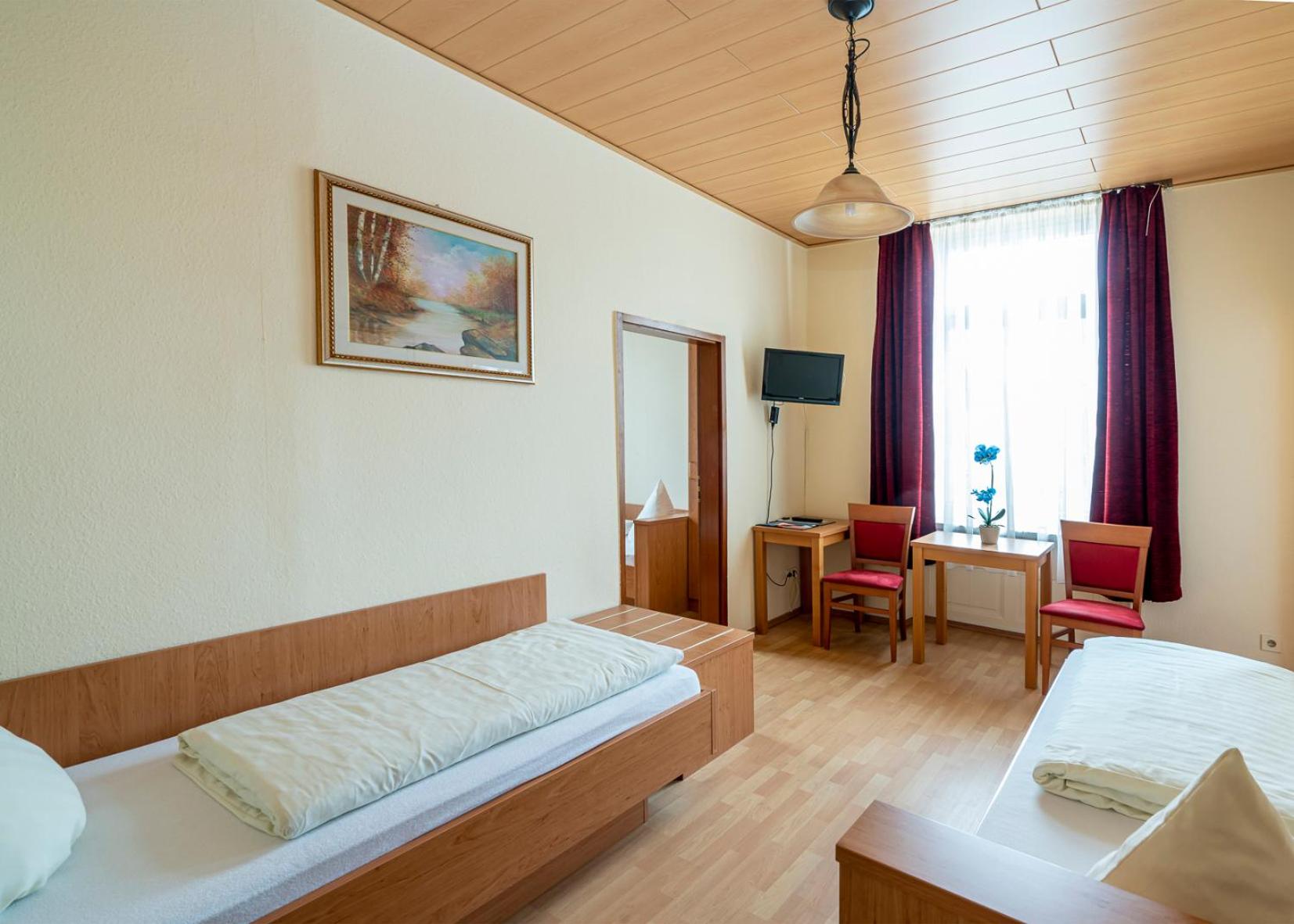 Small Twin Room - Photo 4