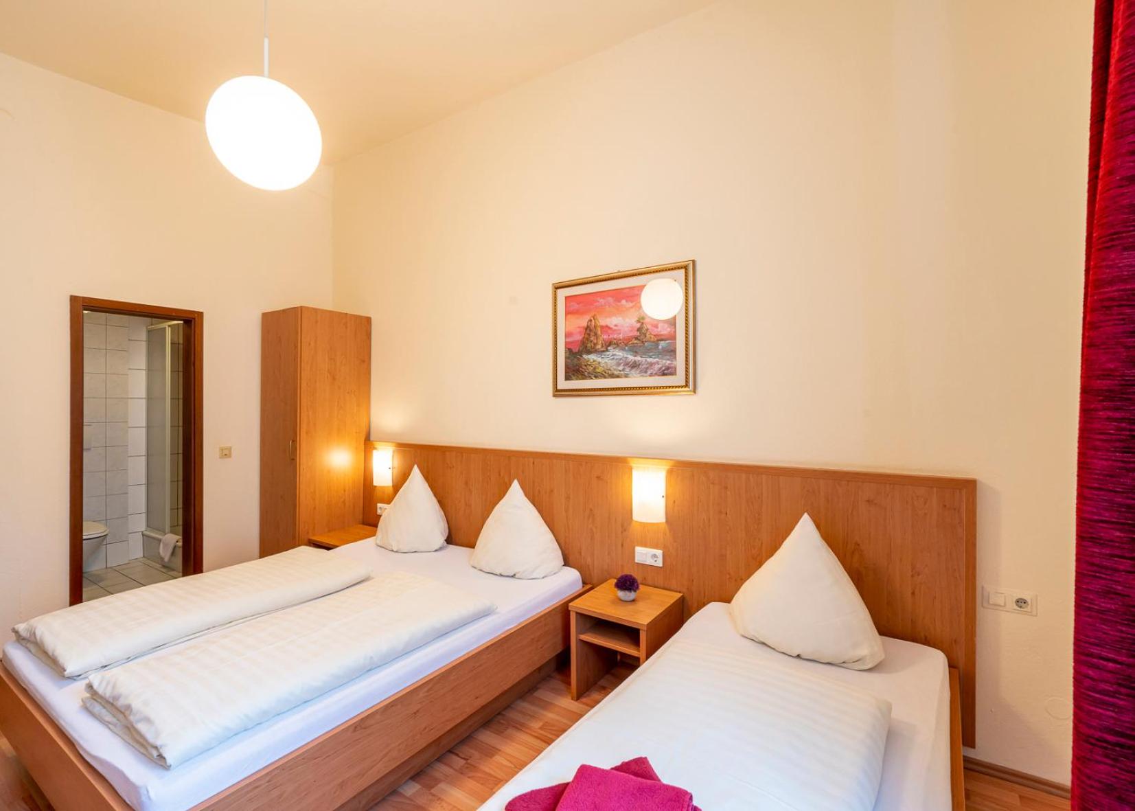 Triple Room with Bathroom - Photo 1