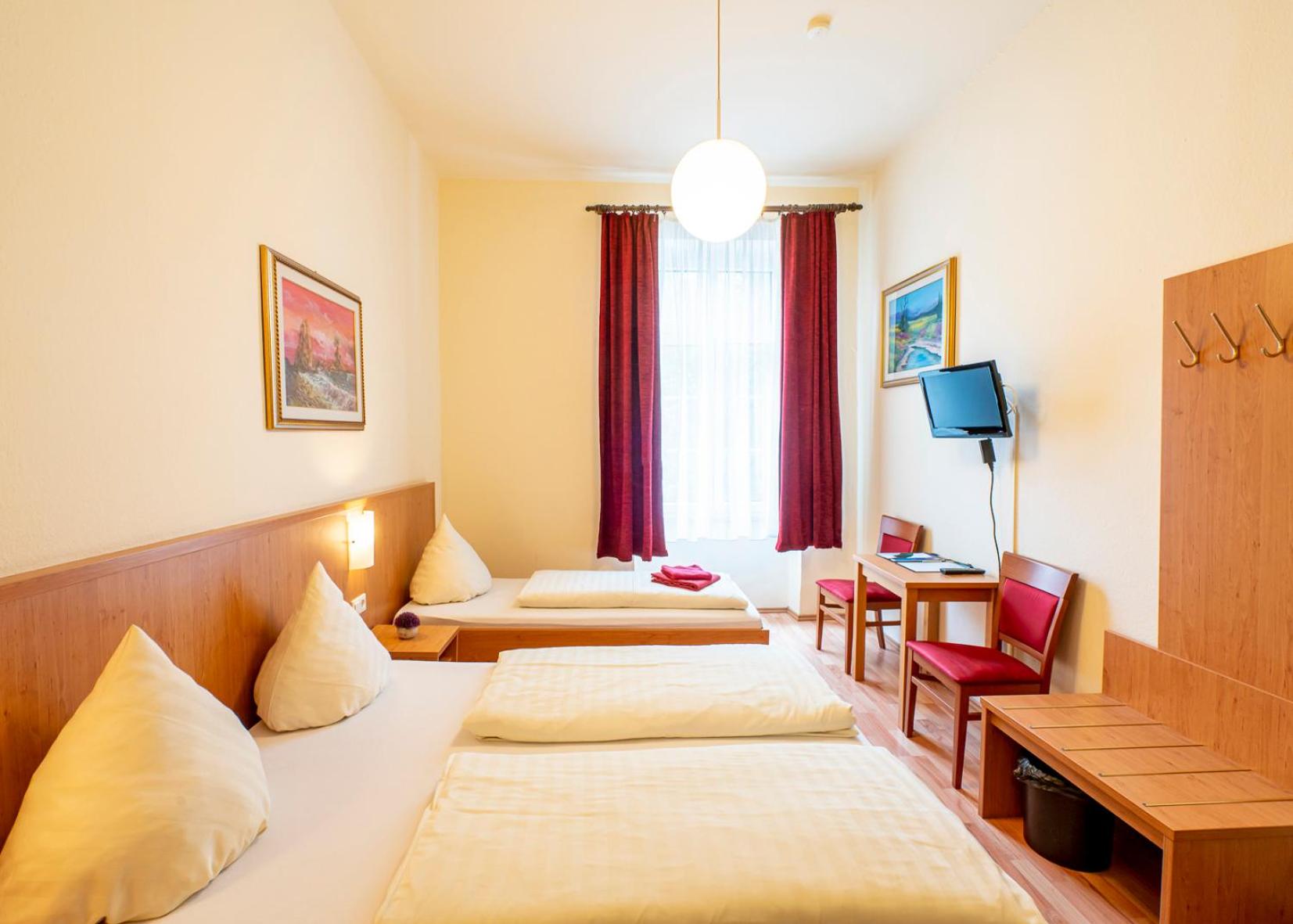 Triple Room with Bathroom - Photo 3