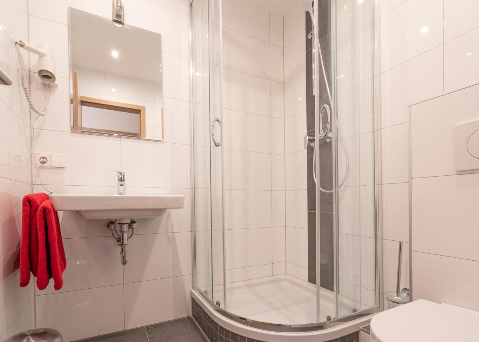 Deluxe Double Room (2 Adults + 1 Child) - Photo 2