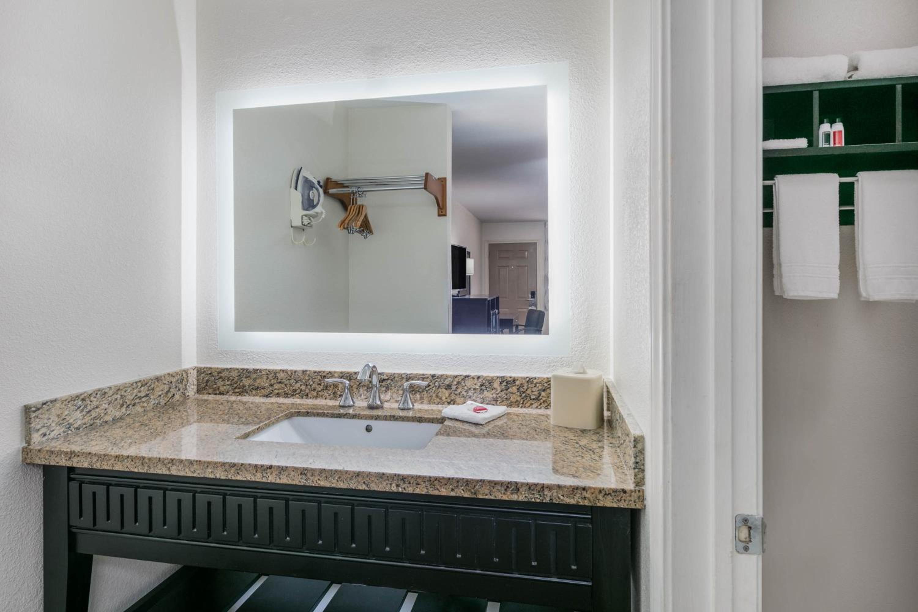 King Room - Non-Smoking - Photo 2