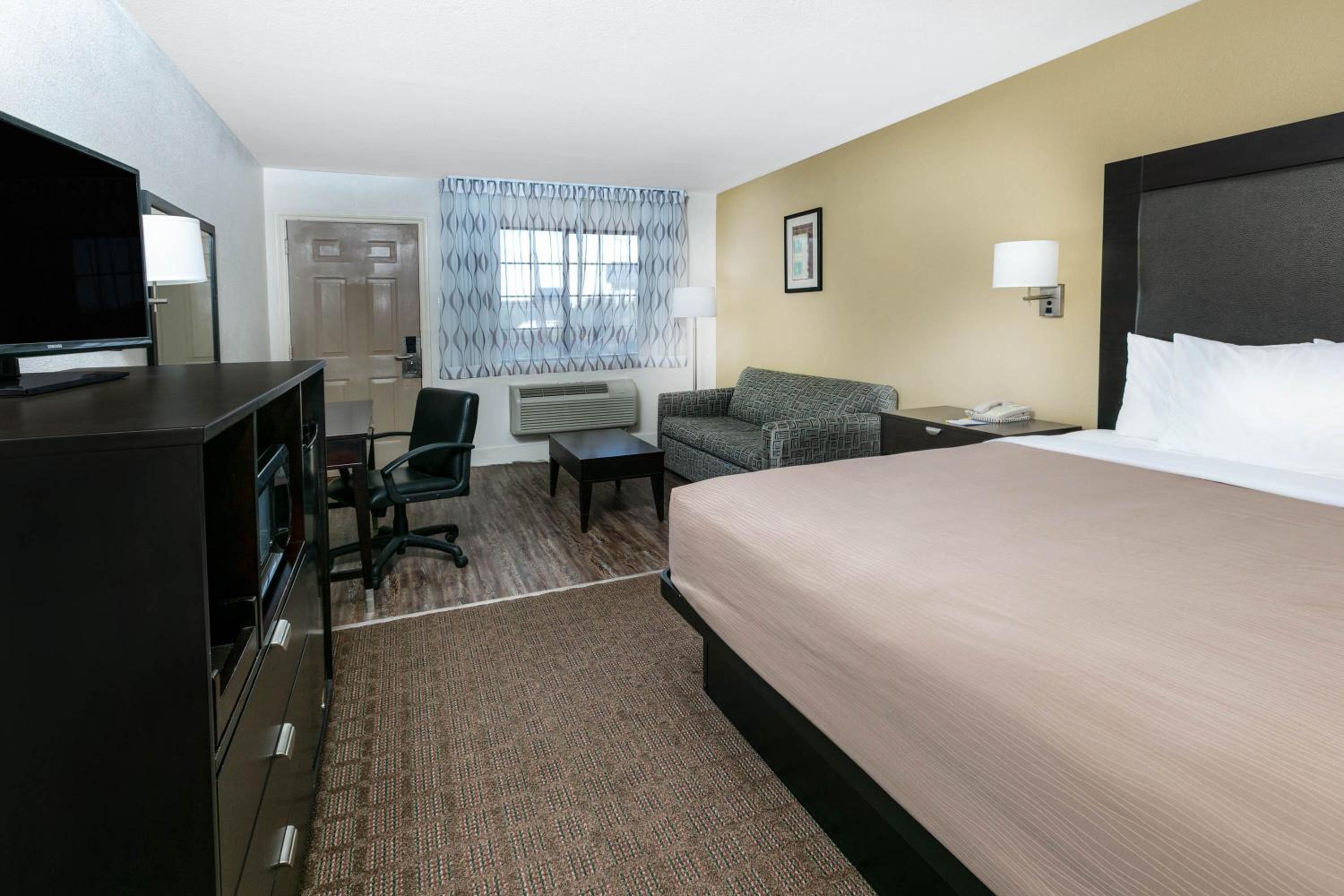 King Room - Non-Smoking - Photo 4