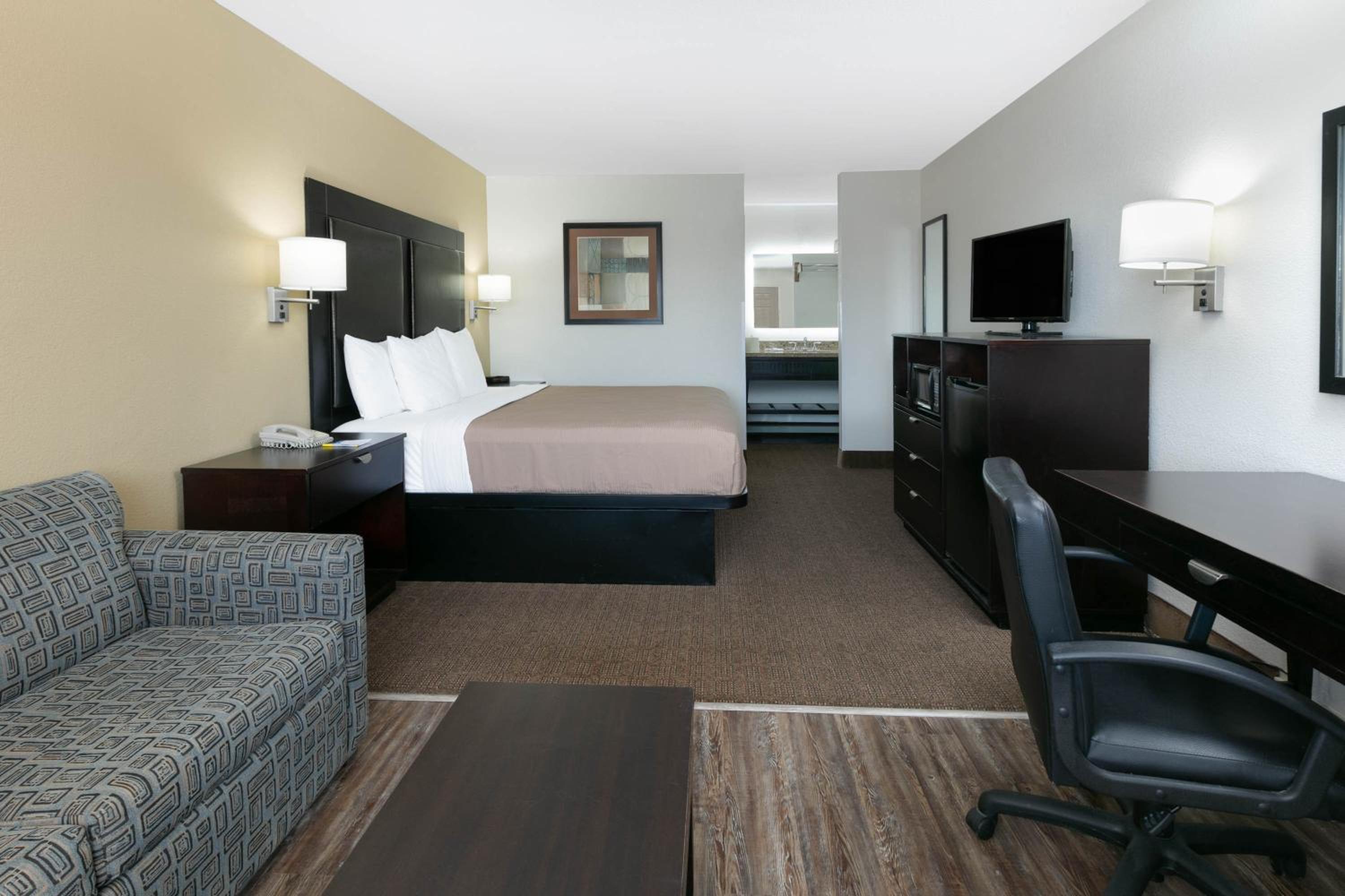 King Room - Non-Smoking - Photo 1