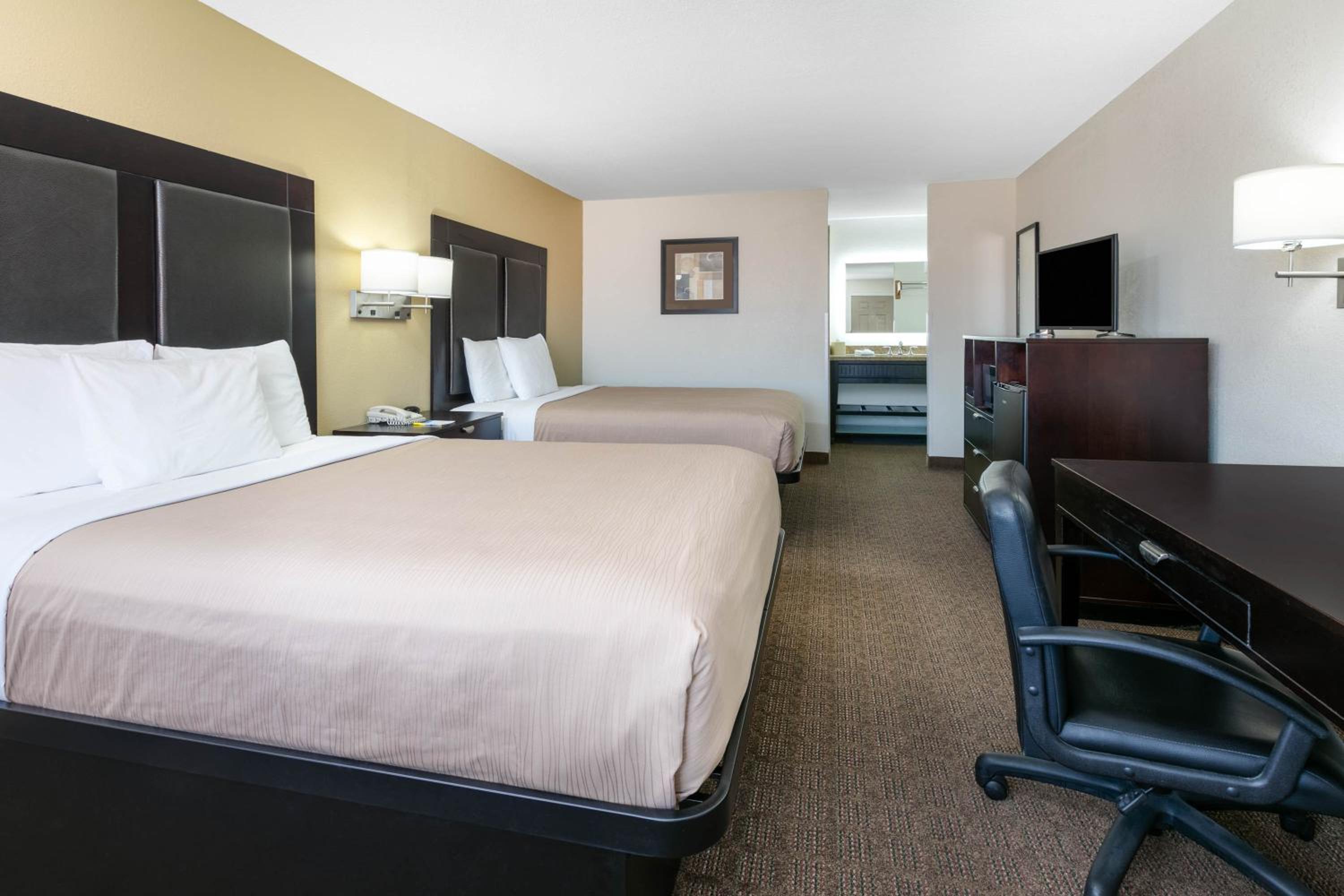 Queen Room with Two Queen Beds - Non-Smoking - Photo 2