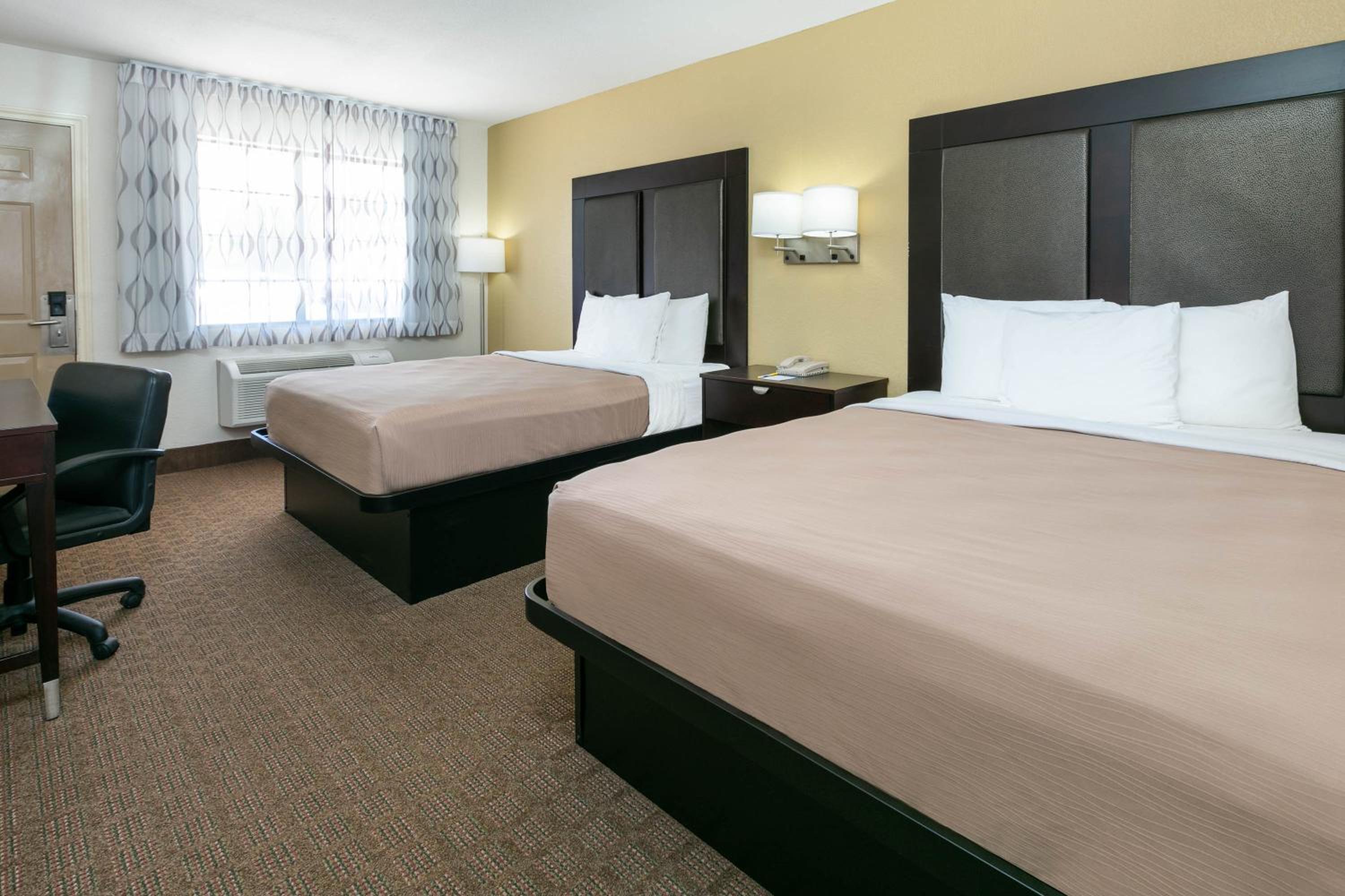 Queen Room with Two Queen Beds and Bath Tub - Mobility Accessible/Non-Smoking - Photo 3
