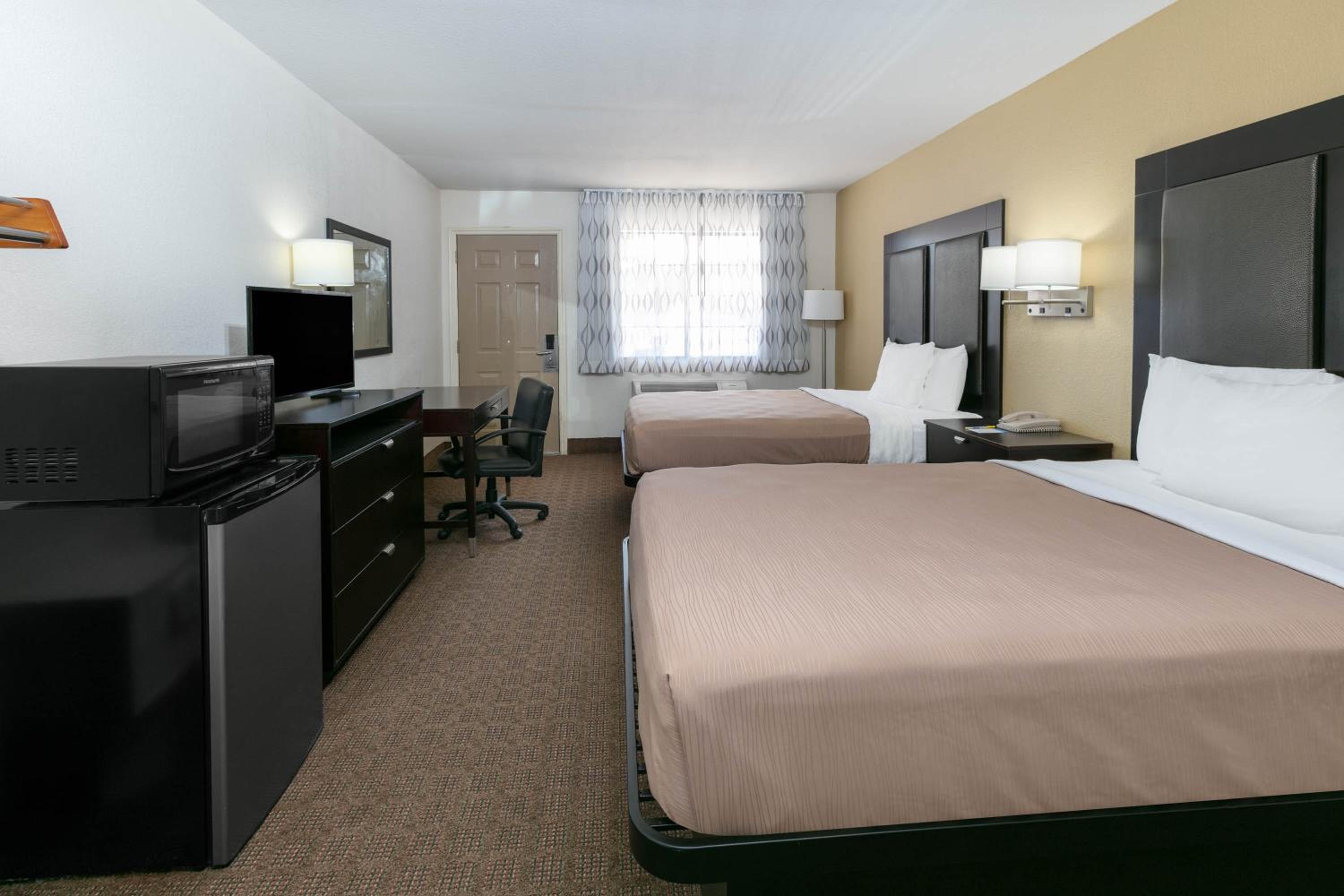 Queen Room with Two Queen Beds and Bath Tub - Mobility Accessible/Non-Smoking - Photo 4