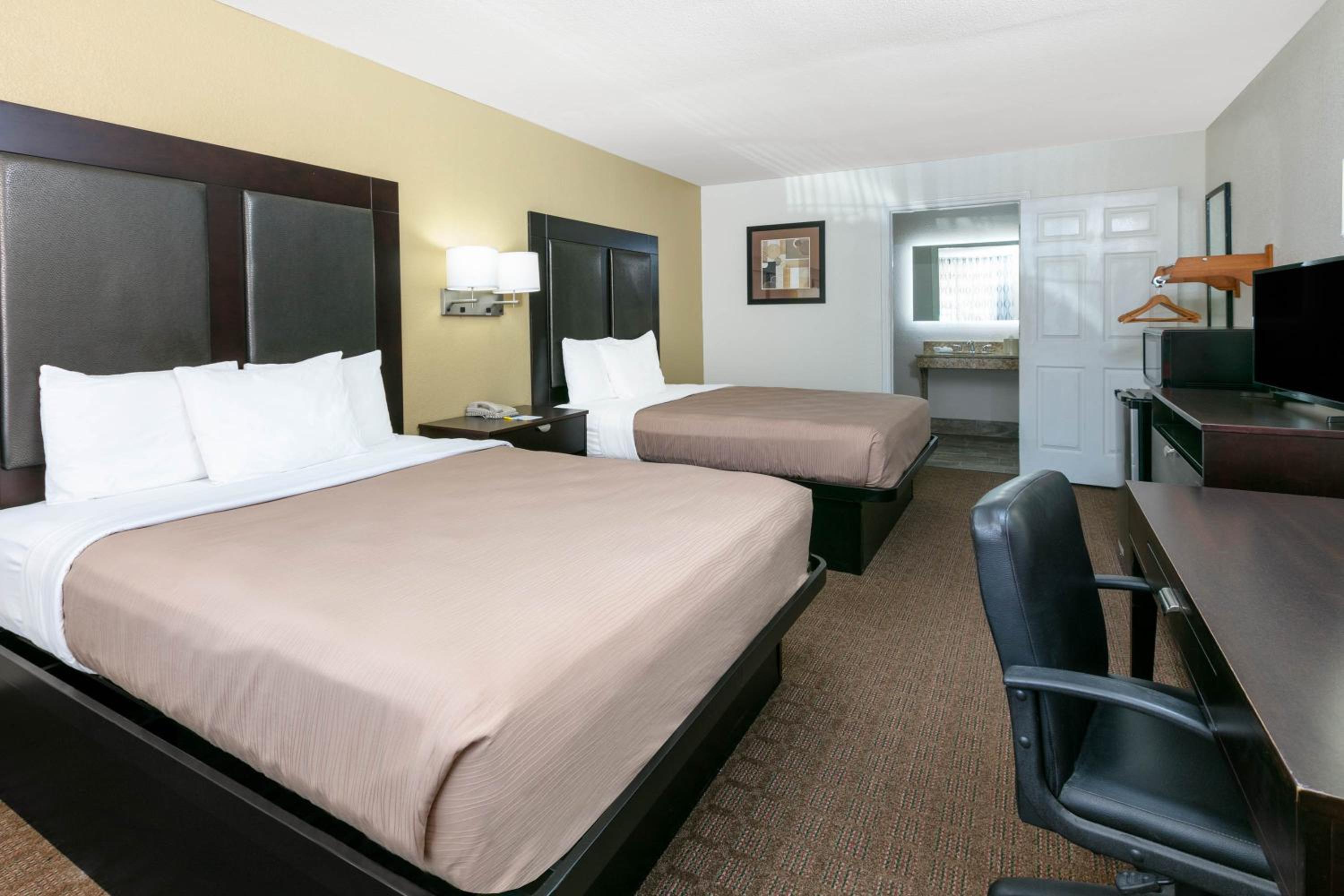 Queen Room with Two Queen Beds and Bath Tub - Mobility Accessible/Non-Smoking - Photo 2
