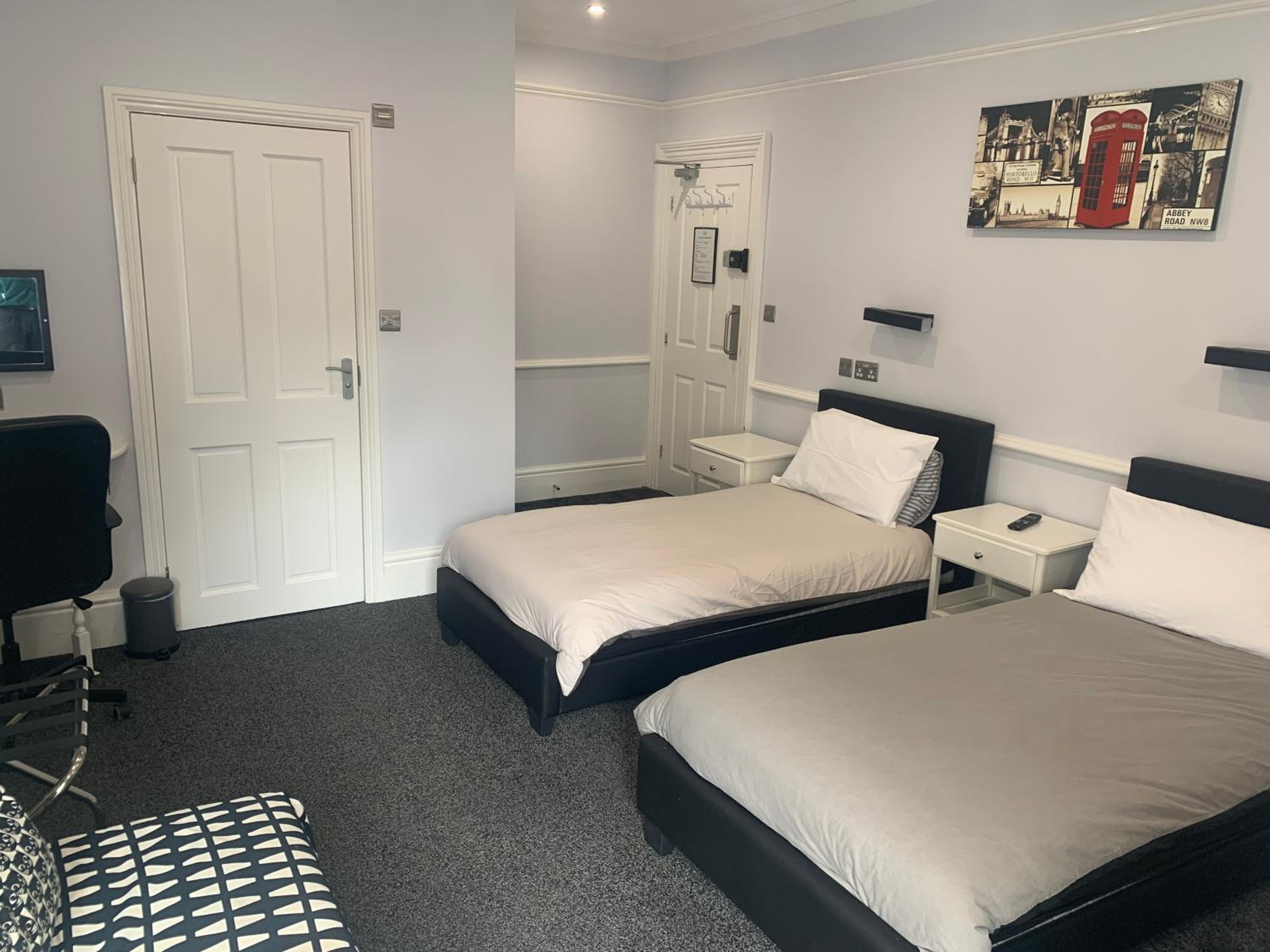 Large Twin Room photo 2
