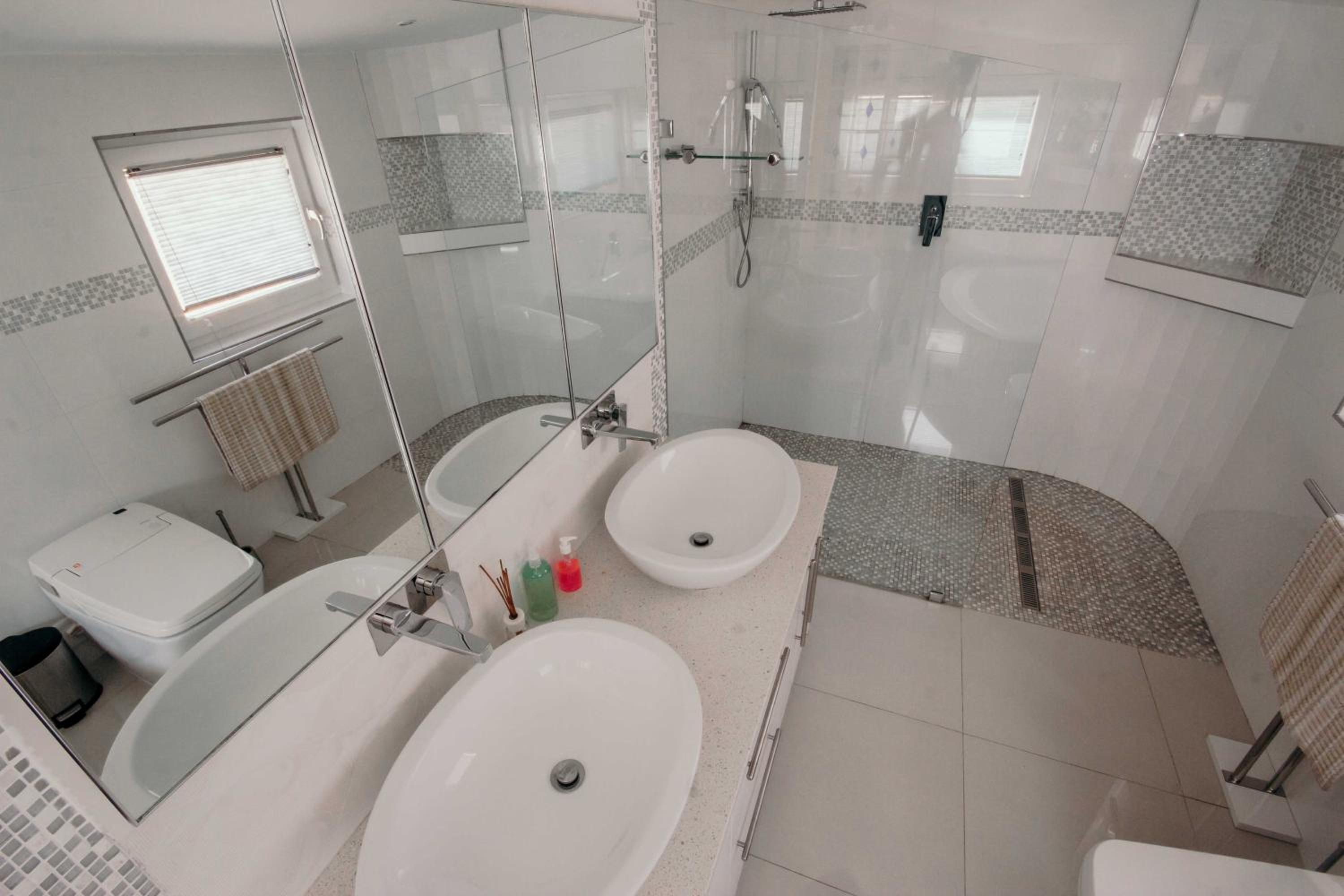 Three-Bedroom Villa - Photo 6