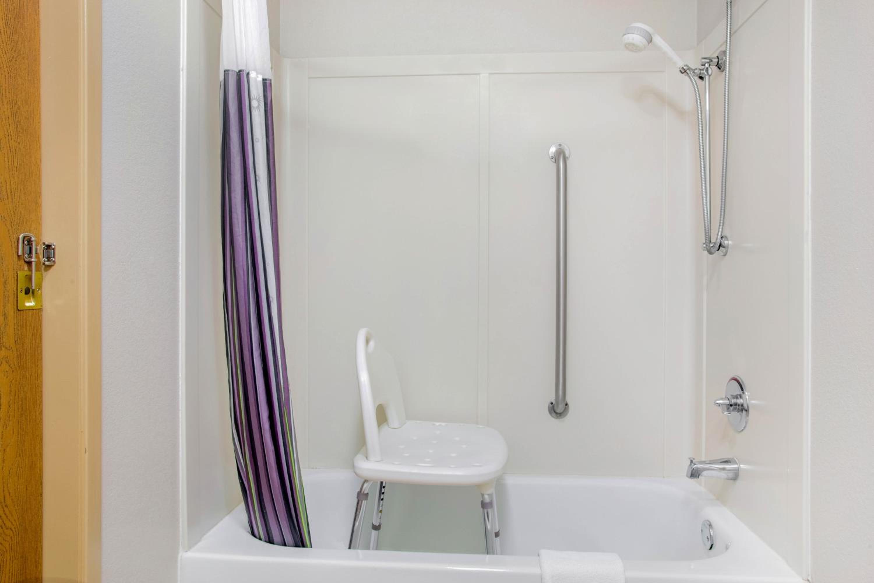 Queen Room - Disability Access - Photo 2
