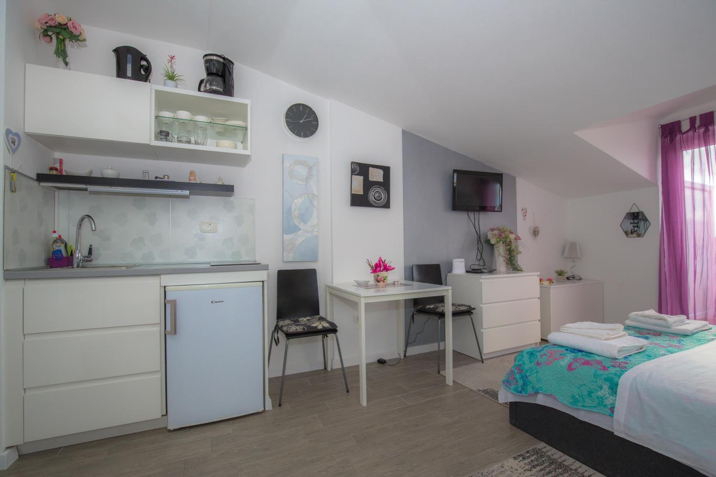 One-Bedroom Apartment photo 1