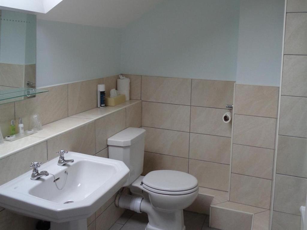 Twin Room with Private Bathroom photo 2
