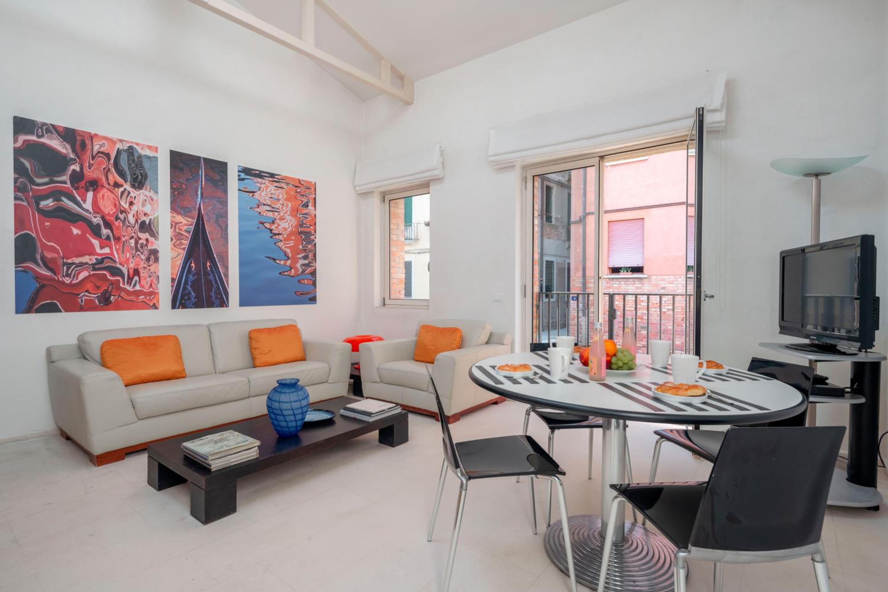 One-Bedroom Apartment with Canal View  photo 1